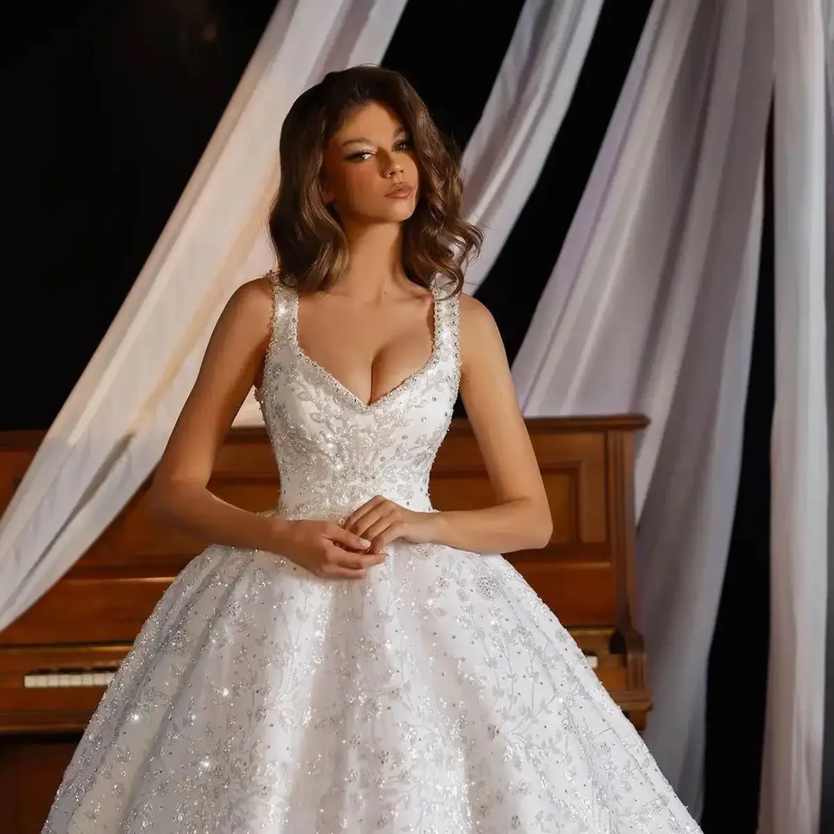 Роскошное бальное платье по индивидуальному заказу, свадебные платья с v-образным вырезом, широкими бретелями, расшитое бисером, свадебное платье со шлейфом, Vestidos De Novia 2025
Роскошное бальное платье по индивидуальному заказу, свадебные платья с v-образным вырезом, широкими бретелями, расшитое бисером, свадебное платье со шлейфом, Vestidos De Novia 2025