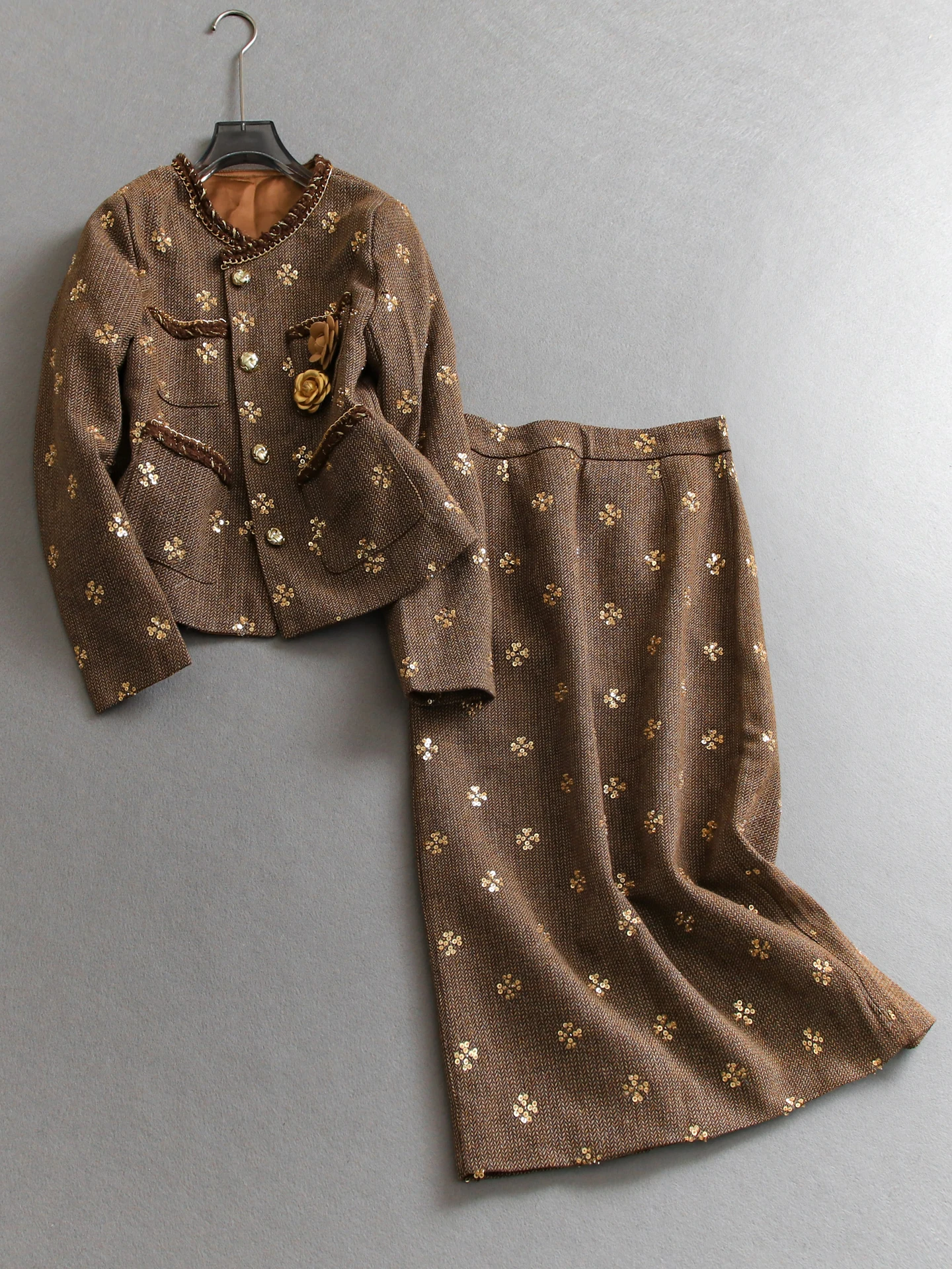 Women's Fashion Set with Jacket Shorts And Half Skirt Decorated with Shiny Flowers Cotton Fabric High Waist round Neck Button up
Women's Fashion Set with Jacket Shorts And Half Skirt Decorated with Shiny Flowers Cotton Fabric High Waist round Neck Button up