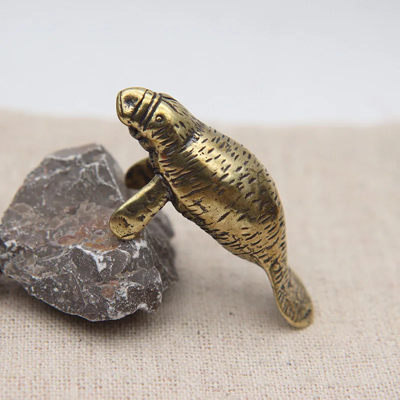 Ретро латунный морской лев маленькая статуя офисный стол Женская коллекция металлические фигурки животных украшения декор рукоделие подарки
Ретро латунный морской лев маленькая статуя офисный стол Женская коллекция металлические фигурки животных украшения декор рукоделие подарки