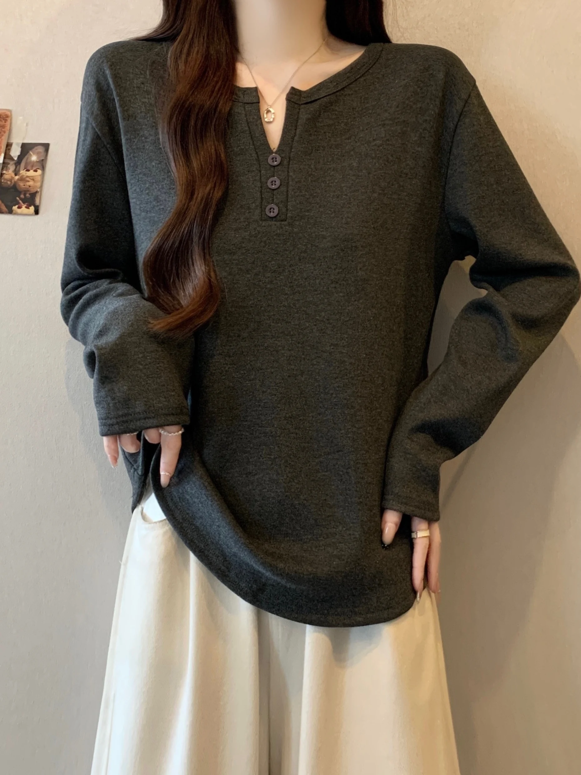 Уникальная женская футболка с V-образным вырезом и длинным рукавом, больших размеров, свободного кроя, базовая, осенне-зимняя, удобная, универсальная.
Уникальная женская футболка с V-образным вырезом и длинным рукавом, больших размеров, свободного кроя, базовая, осенне-зимняя, удобная, универсальная.