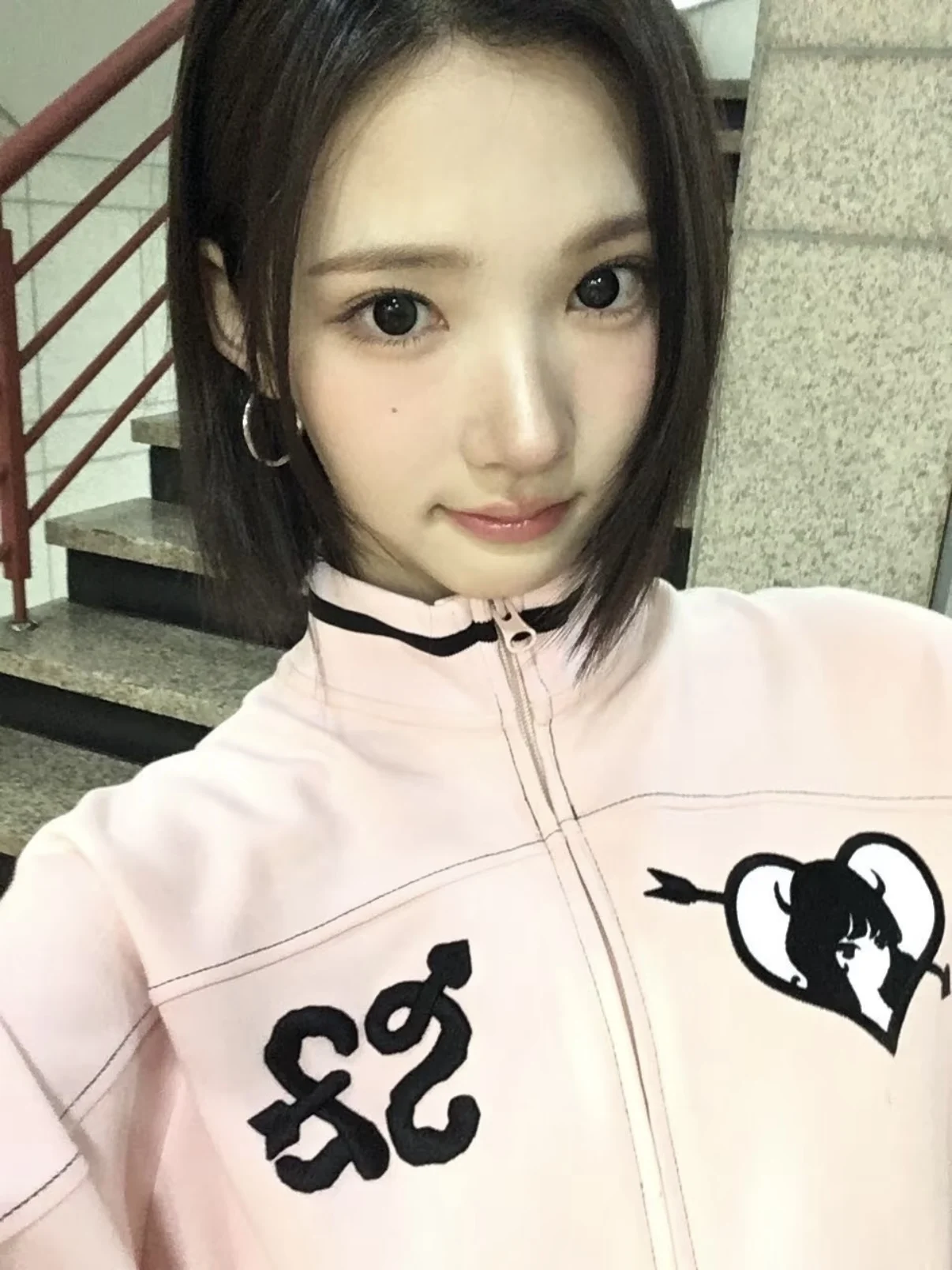 Комплект Smoid Jiwooheart2hearts Devili Girl: приталенная короткая куртка и юбка из хлопковой смеси с молнией, повседневная одежда
Комплект Smoid Jiwooheart2hearts Devili Girl: приталенная короткая куртка и юбка из хлопковой смеси с молнией, повседневная одежда