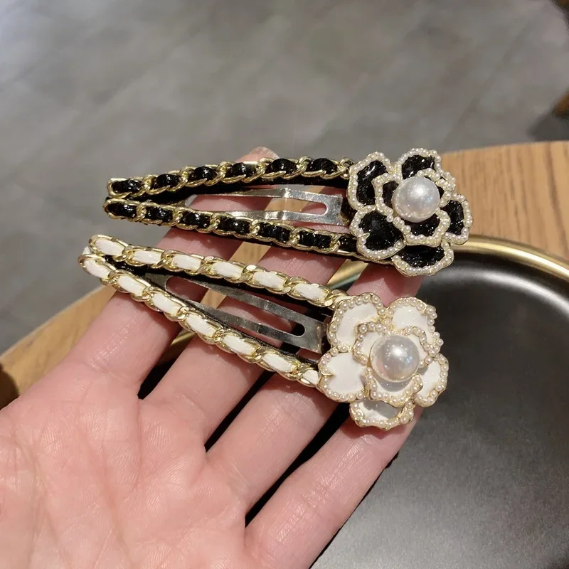 Classics Camellia Pearl Hair Barrettes Clip with Metal Chains Barrette Hair Clips Hairpin Hairgrips Luxury Hair Accessories
Classics Camellia Pearl Hair Barrettes Clip with Metal Chains Barrette Hair Clips Hairpin Hairgrips Luxury Hair Accessories
