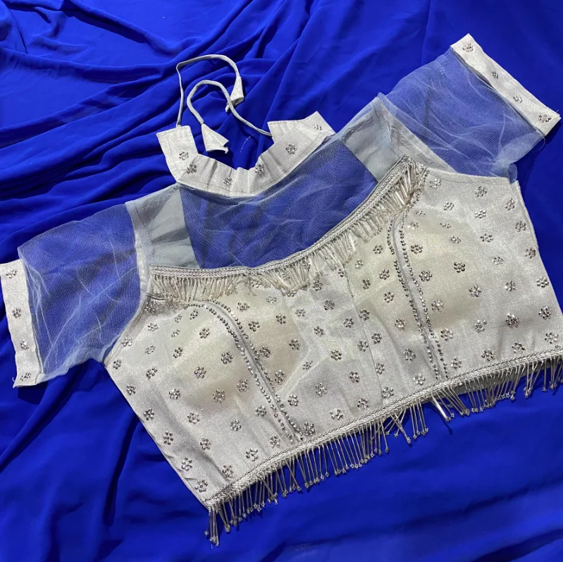 Индийское сари в сочетании с коротким топом для индийского танца живота с серебряными бриллиантами
Индийское сари в сочетании с коротким топом для индийского танца живота с серебряными бриллиантами