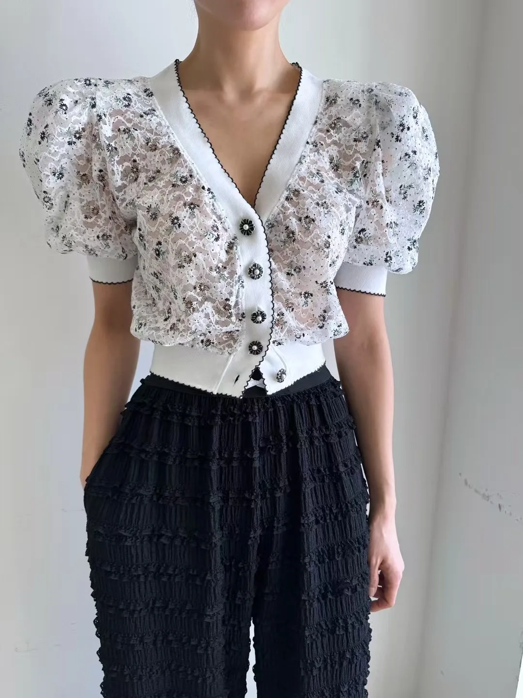 Elegant Short Sleeve V-Neck Bubble Sleeve Shirt Women's Chic Single Button Waist-Cinching Slimming Sweet Floral Embroidery Top
Elegant Short Sleeve V-Neck Bubble Sleeve Shirt Women's Chic Single Button Waist-Cinching Slimming Sweet Floral Embroidery Top