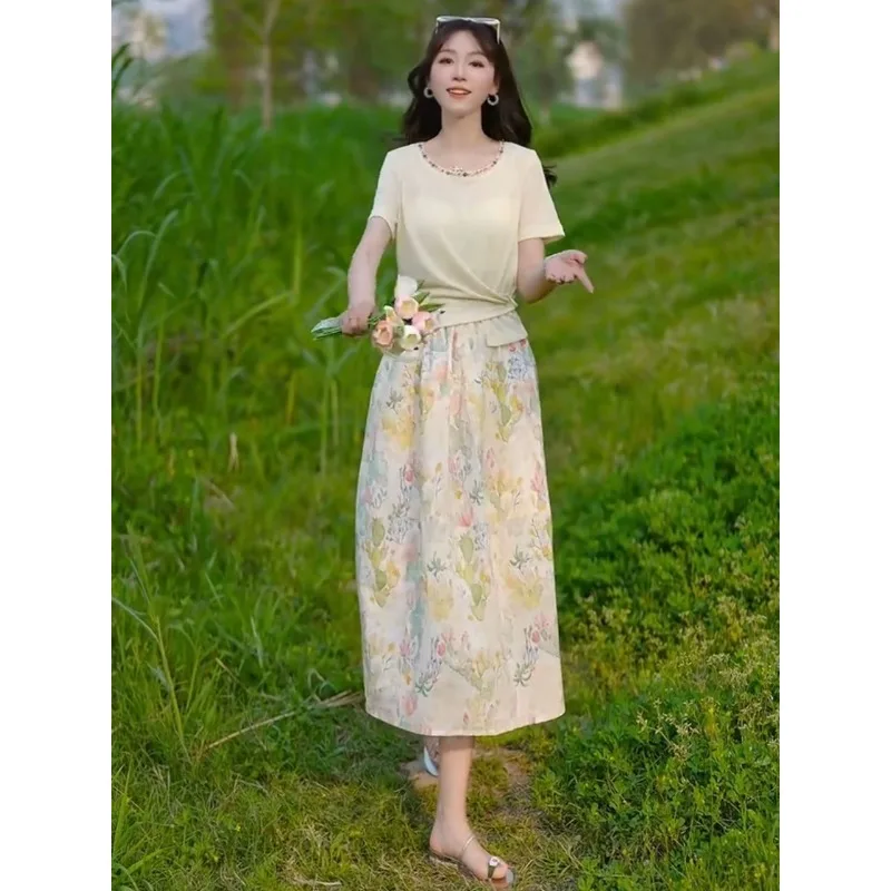 Women's Elegant 2-Piece Set: Beaded Neckline Twist Top Floral Print Midi Skirt
Women's Elegant 2-Piece Set: Beaded Neckline Twist Top Floral Print Midi Skirt