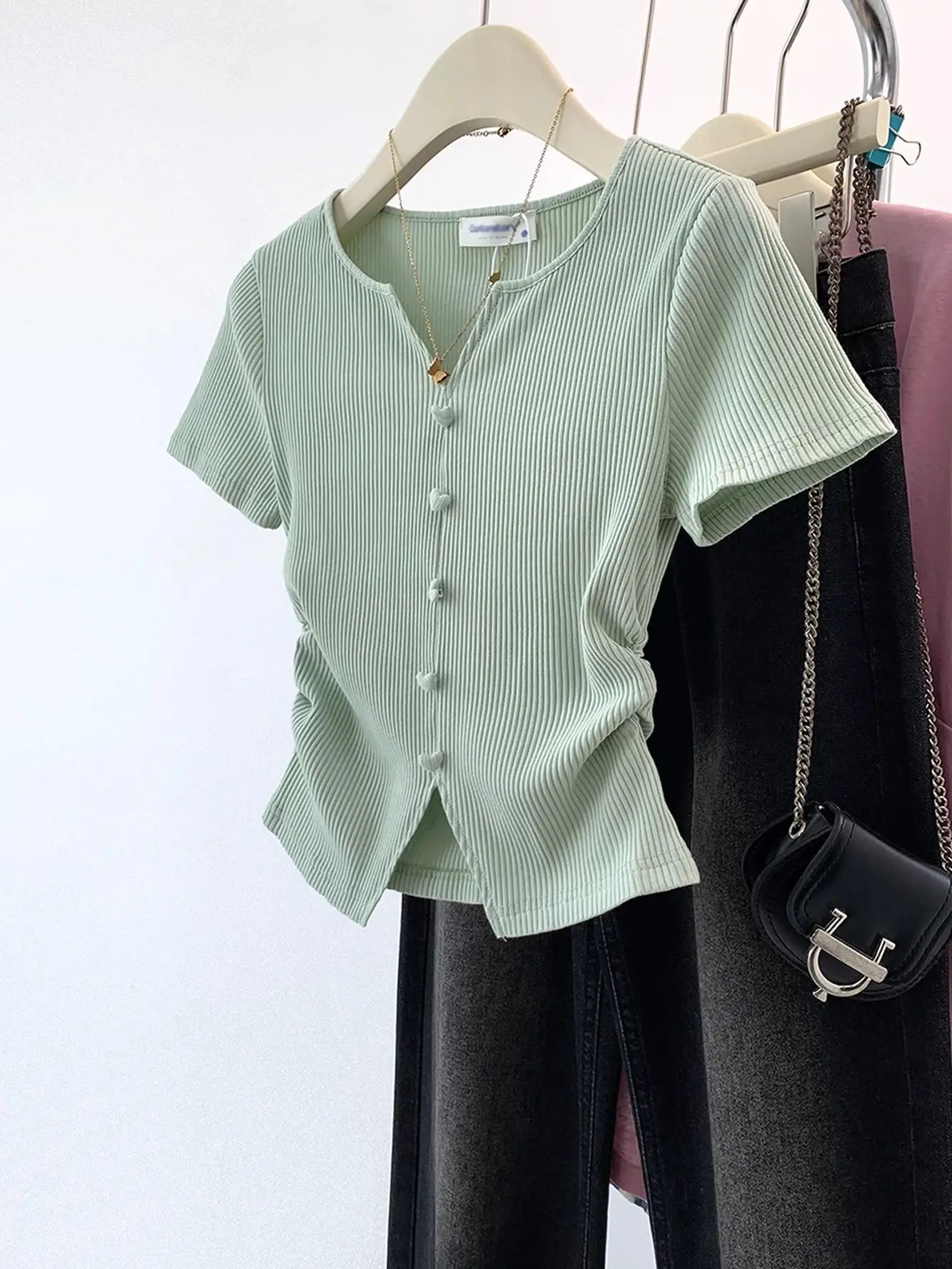 Зеленая женская футболка с V-образным вырезом из ледяного шелка, с коротким рукавом, летняя, новый дизайн, тонкая, приталенная, модная, с защитой от солнца
Зеленая женская футболка с V-образным вырезом из ледяного шелка, с коротким рукавом, летняя, новый дизайн, тонкая, приталенная, модная, с защитой от солнца