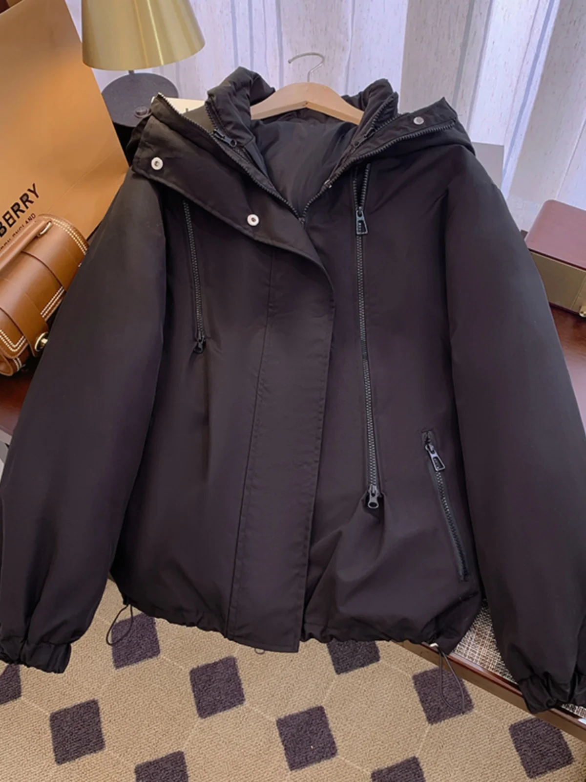 Black Outdoor Climbing Jacket Women's Spring New Large Size Fat MM High-End Feeling Coat Korean Style Loose Fit High Waist
Black Outdoor Climbing Jacket Women's Spring New Large Size Fat MM High-End Feeling Coat Korean Style Loose Fit High Waist