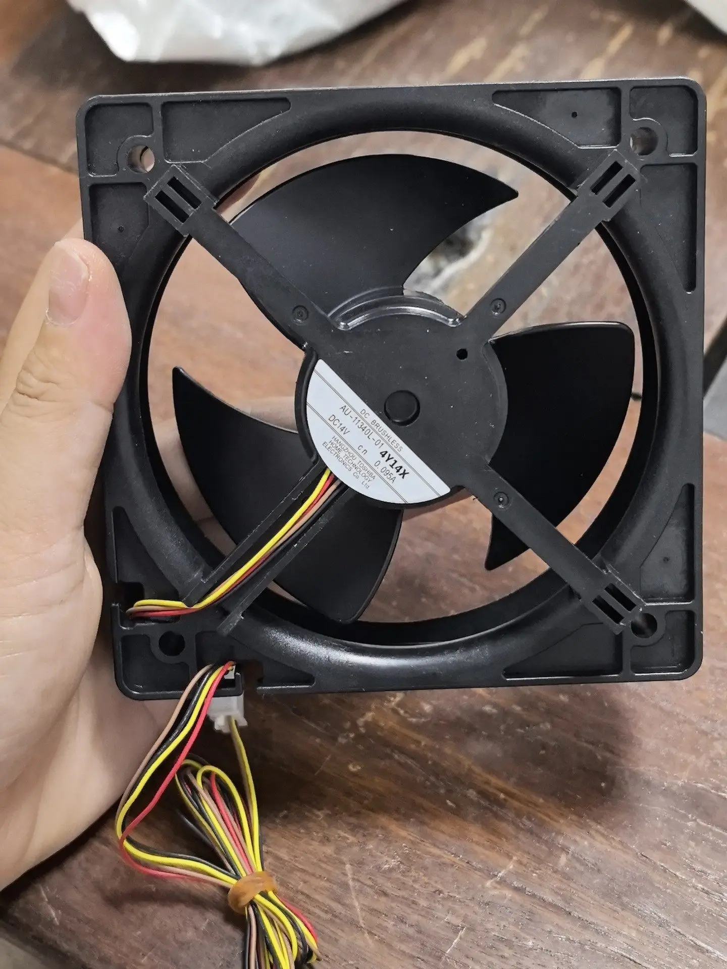 Original AU-1134OL-01 14V 0.095A refrigerator built-in air-cooled cooling fan
Original AU-1134OL-01 14V 0.095A refrigerator built-in air-cooled cooling fan