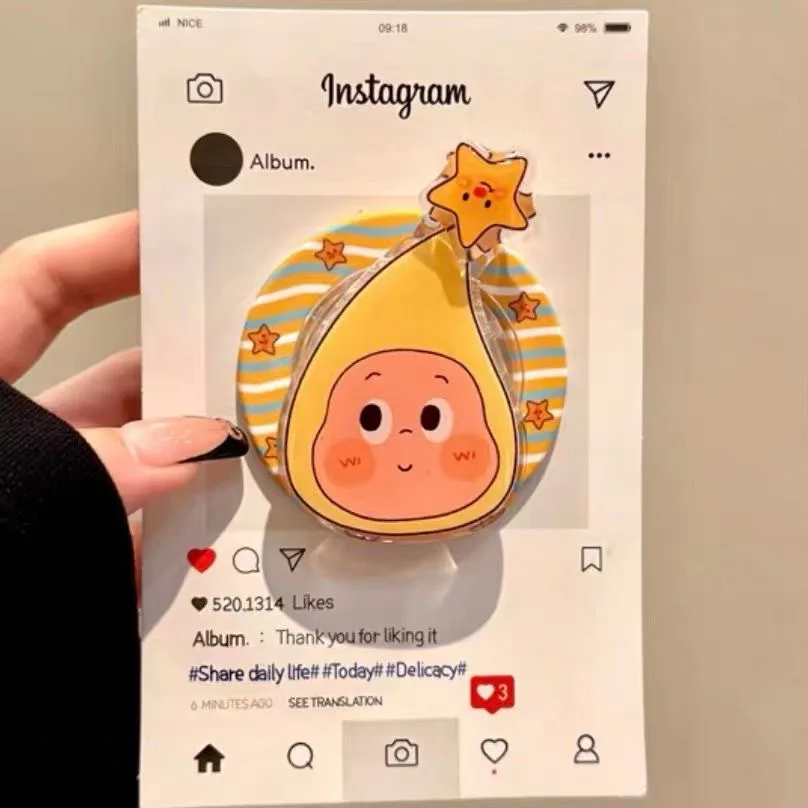 Милый мультяшный звездный злодей, подходит для магнитной подставки MagSafe с сильной адсорбцией, выдвижная настольная подушка безопасности для женщин 
Милый мультяшный звездный злодей, подходит для магнитной подставки MagSafe с сильной адсорбцией, выдвижная настольная подушка безопасности для женщин