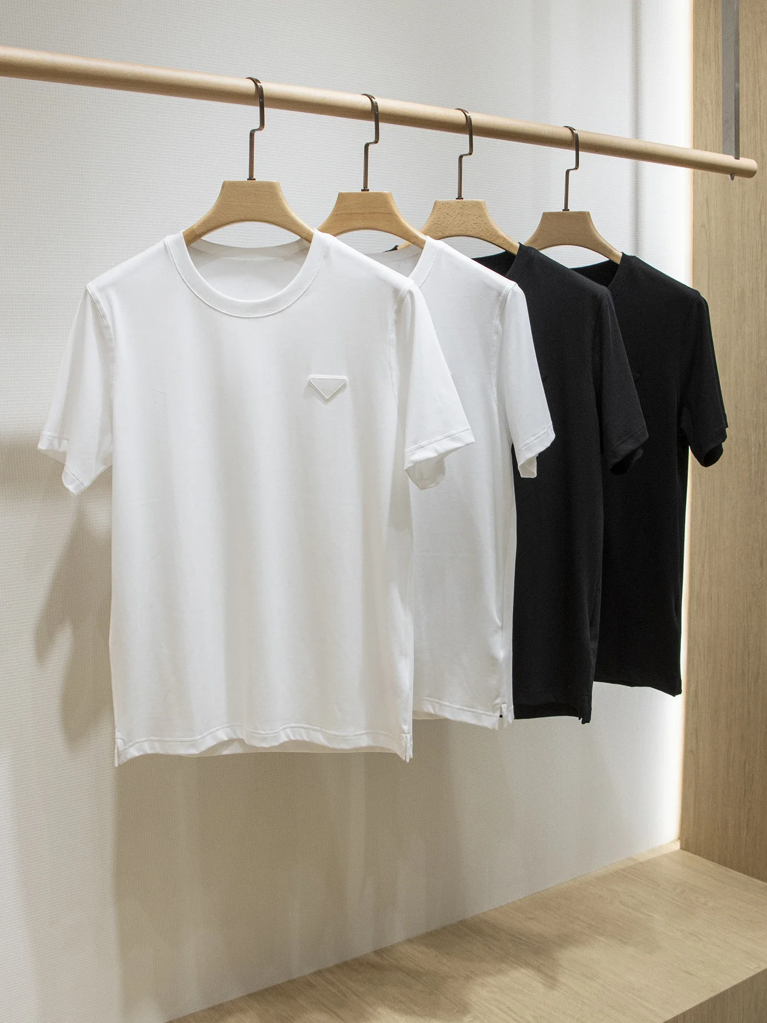 High-count pure cotton liquid ammonia mercerizing process, silky and breathable casual round neck T-shirt
High-count pure cotton liquid ammonia mercerizing process, silky and breathable casual round neck T-shirt