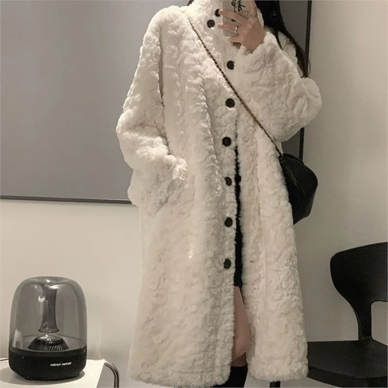 A long women's coat with blend of lambing and fur featuring knee-length design thickened fleece loose woolen fabric
A long women's coat with blend of lambing and fur featuring knee-length design thickened fleece loose woolen fabric
