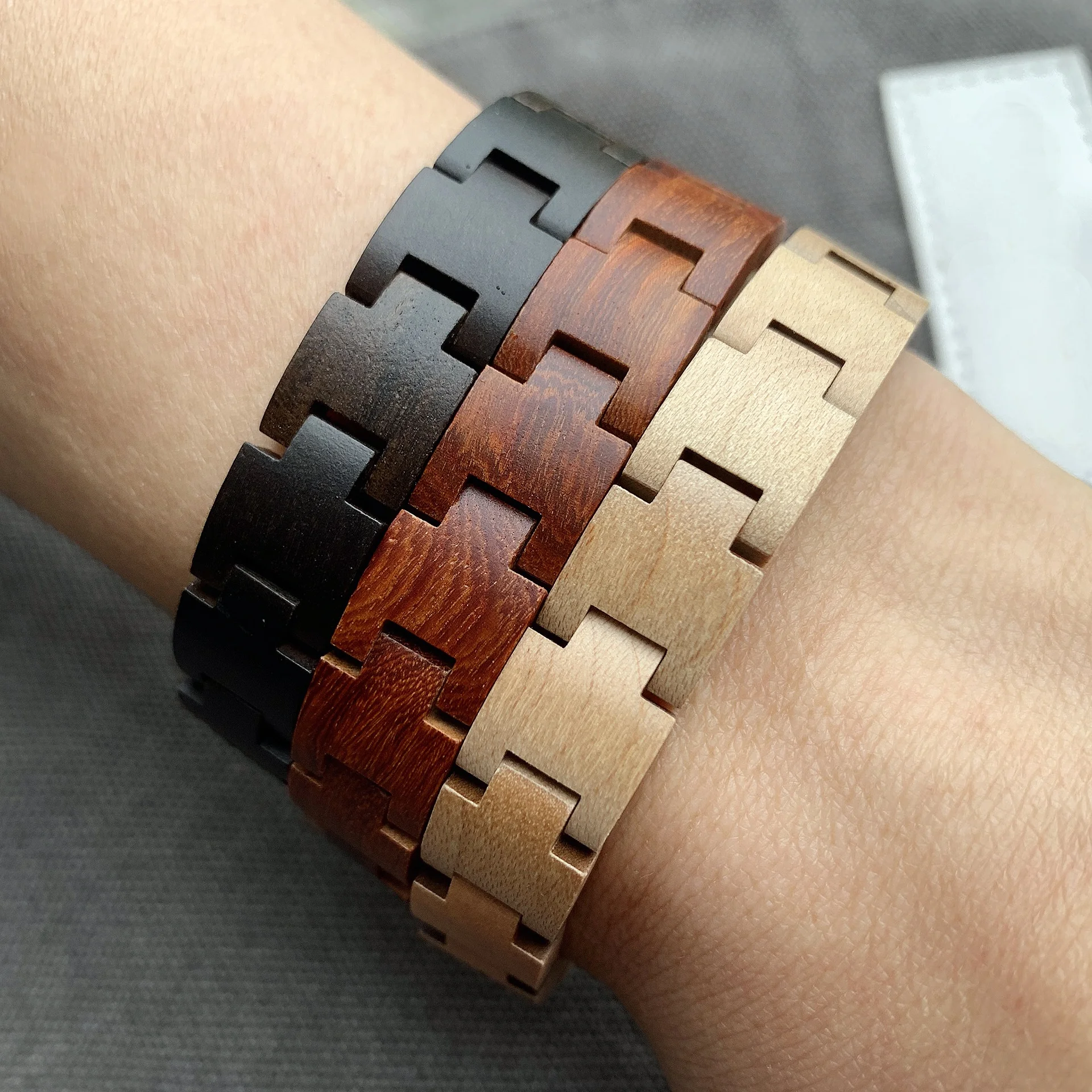 Hand polished casual party style red sandalwood men's and women's universal bracelet bracelet, paired with high-end leather box
Hand polished casual party style red sandalwood men's and women's universal bracelet bracelet, paired with high-end leather box