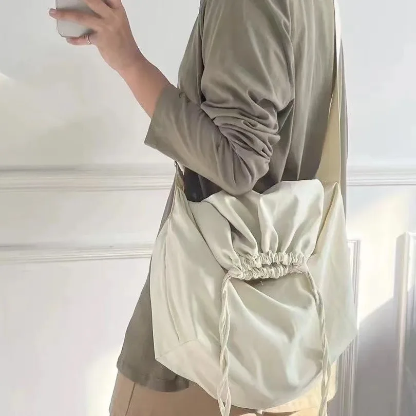 Женская сумка через плечо на шнурке, однотонная легкая сумка-слинг, сумка-саквояж с регулируемым ремешком, большая вместительная простая сумка через плечо
Женская сумка через плечо на шнурке, однотонная легкая сумка-слинг, сумка-саквояж с регулируемым ремешком, большая вместительная простая сумка через плечо