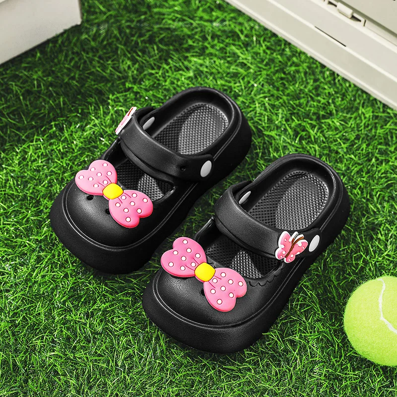 A pair of breathable children's summer sandals with butterfly decorations on the upper.They are very comfortable to wear HS-1017
A pair of breathable children's summer sandals with butterfly decorations on the upper.They are very comfortable to wear HS-1017