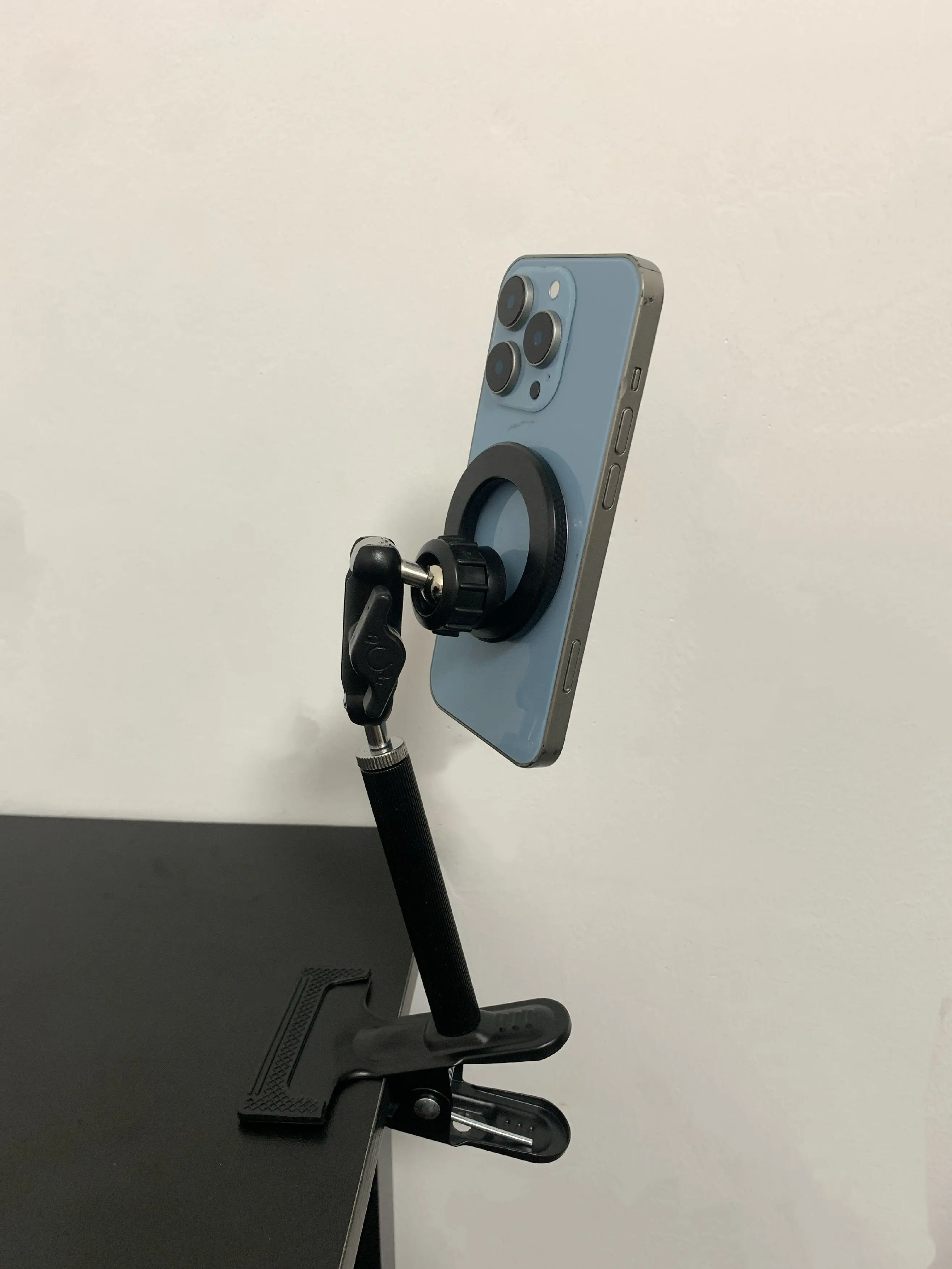 Non-slip Powerful Magnetic Suction Mobile Phone Holder with 360-Degree Rotation for Live Streaming and Street Stalls use
Non-slip Powerful Magnetic Suction Mobile Phone Holder with 360-Degree Rotation for Live Streaming and Street Stalls use