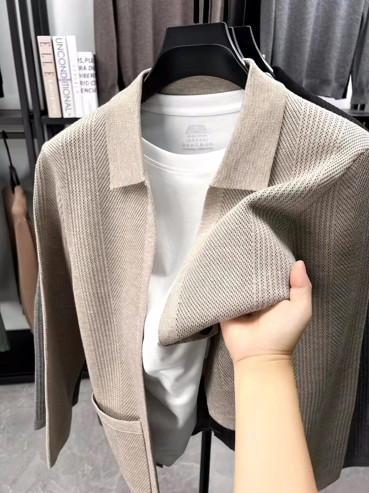 Luxury brand letter embossed pocket cardigan men's solid color casual knitted lapel jacket coat fashion comfort new shawl top
Luxury brand letter embossed pocket cardigan men's solid color casual knitted lapel jacket coat fashion comfort new shawl top