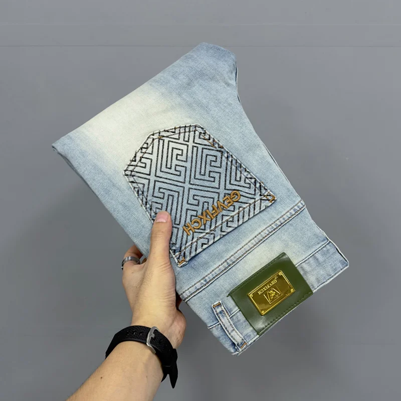 Light luxury versatile men's business jeans, men's elastic high-end embroidered embossed flower light blue denim pants
Light luxury versatile men's business jeans, men's elastic high-end embroidered embossed flower light blue denim pants