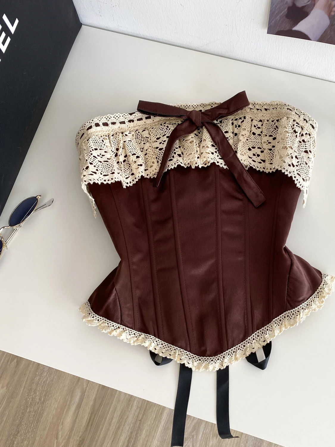 Женский коричневый кружевной лоскутный укороченный топ без рукавов, жилет с открытыми плечами и бантом, корсетный топ Y2k Gyaru, майка 2000-х годов, винтажная летняя одежда
Женский коричневый кружевной лоскутный укороченный топ без рукавов, жилет с открытыми плечами и бантом, корсетный топ Y2k Gyaru, майка 2000-х годов, винтажная летняя одежда