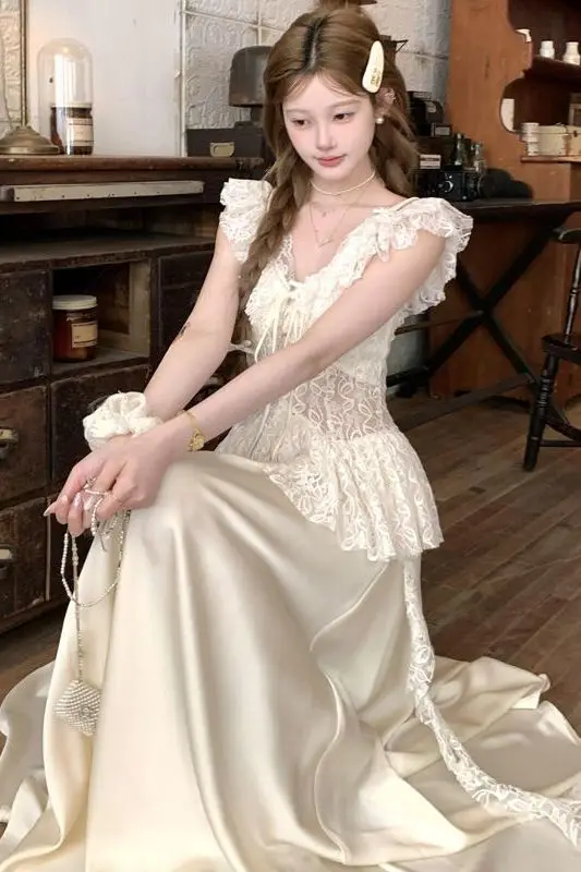 Sweet V-Neck Lace Dress Women 2024 Summer French Vintage Hollow Out Maxi Dress Delicate Floral Trim Slit Feminine Aesthetic Gown
Sweet V-Neck Lace Dress Women 2024 Summer French Vintage Hollow Out Maxi Dress Delicate Floral Trim Slit Feminine Aesthetic Gown
