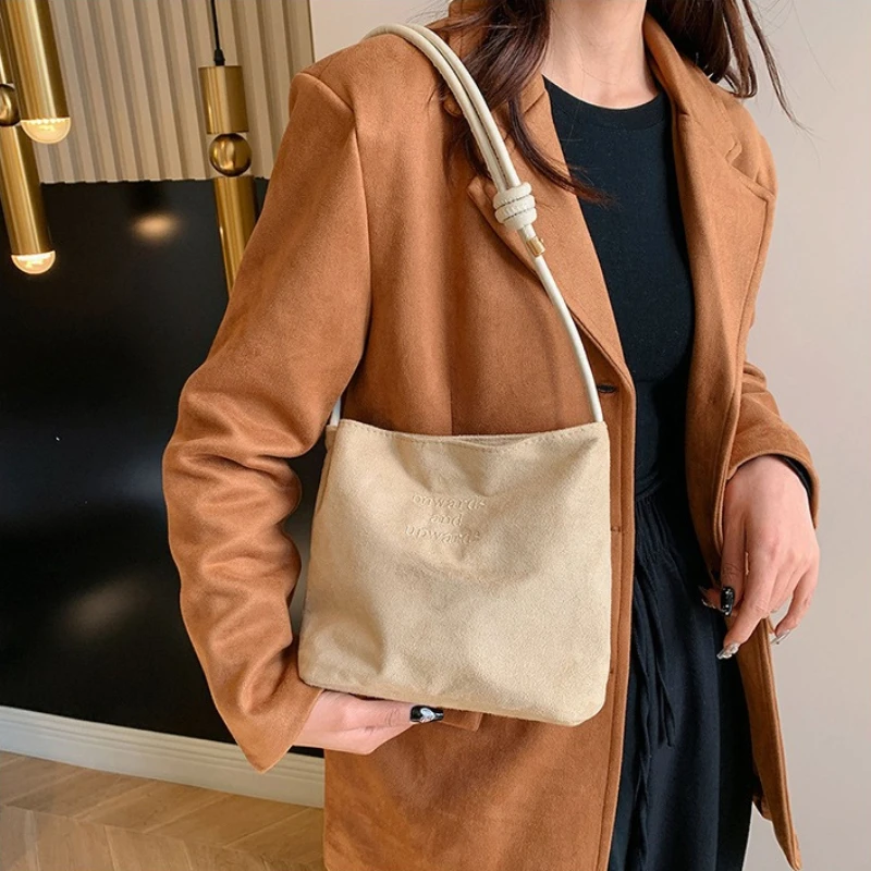 Vintage Women Suede Shoulder Bag with Knotted Strap Chic Underarm Purse Tote Bags for Casual Outing Large Capacity Crossbody Bag
Vintage Women Suede Shoulder Bag with Knotted Strap Chic Underarm Purse Tote Bags for Casual Outing Large Capacity Crossbody Bag