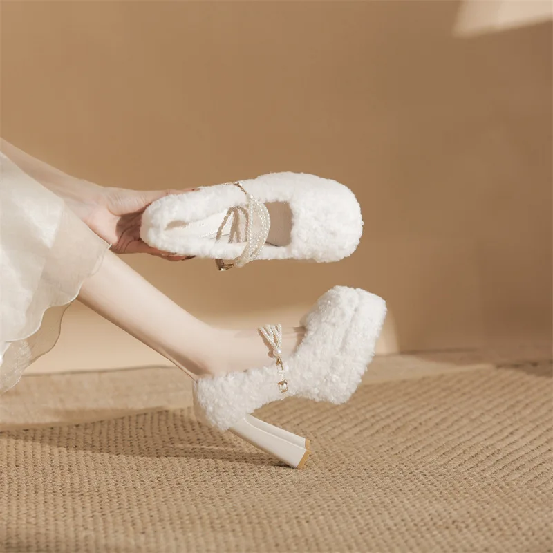 Бархатные туфли Bloomstpes с жемчужным браслетом из овечьей шерсти, женская одежда, зимние непромокаемые туфли Мэри Джейн на высоком каблуке белого цвета
Бархатные туфли Bloomstpes с жемчужным браслетом из овечьей шерсти, женская одежда, зимние непромокаемые туфли Мэри Джейн на высоком каблуке белого цвета