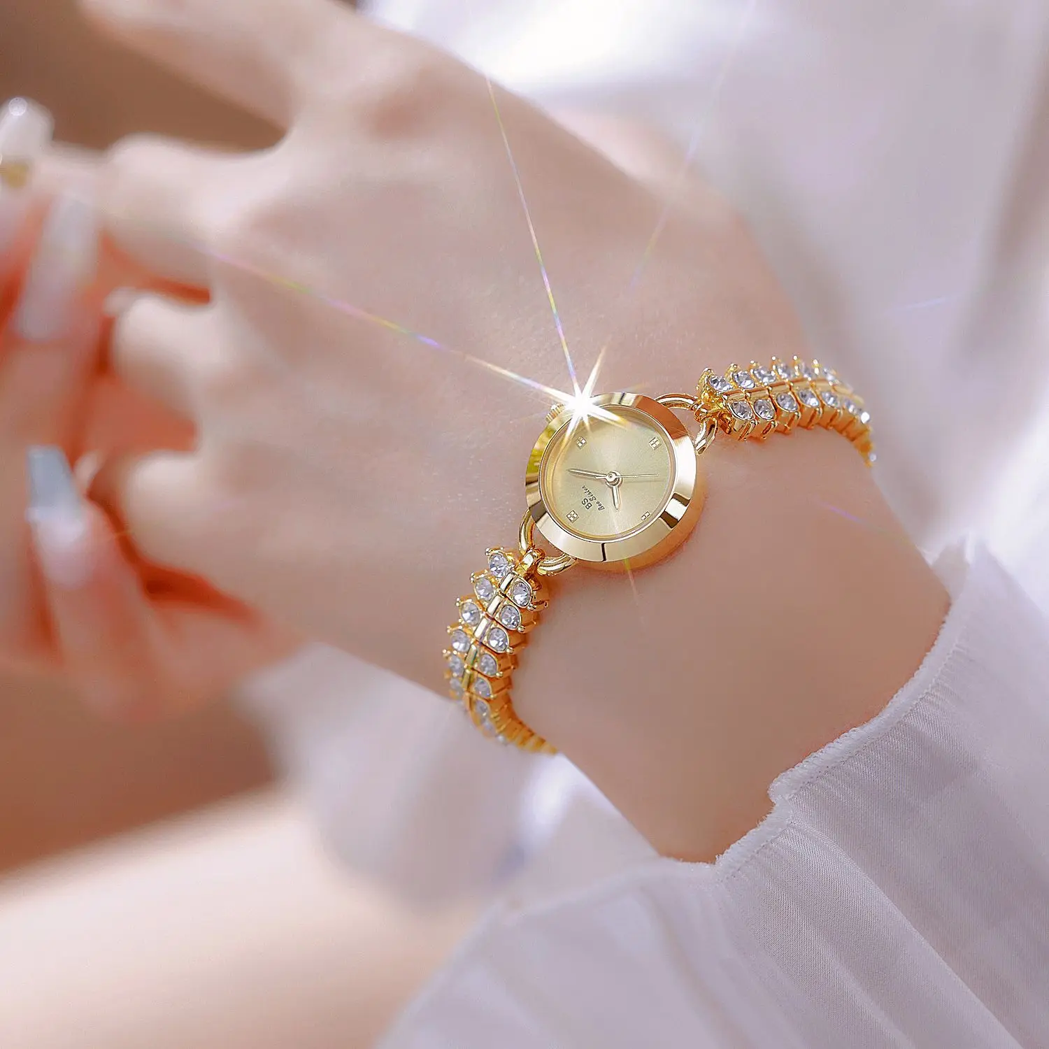Fashion Brand Zircon Small Gold Ear Bracelet Round Women's Watch for Wife Gift Delivery Watch Box
Fashion Brand Zircon Small Gold Ear Bracelet Round Women's Watch for Wife Gift Delivery Watch Box