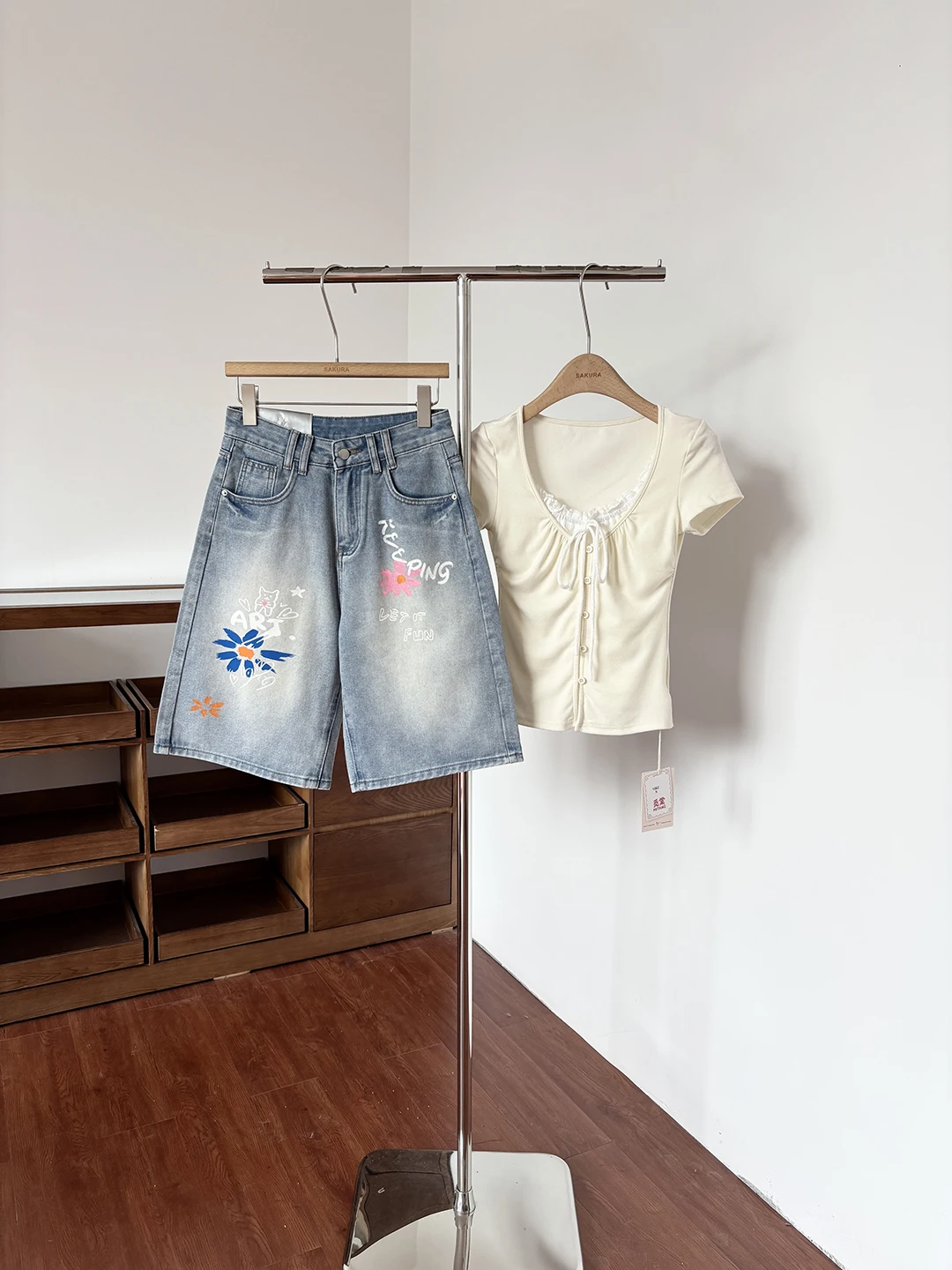 High Waist Wide Leg Printed Chic Commute Design Women's Jeans Summer New Style Korean Version Simple Stylish Trousers
High Waist Wide Leg Printed Chic Commute Design Women's Jeans Summer New Style Korean Version Simple Stylish Trousers