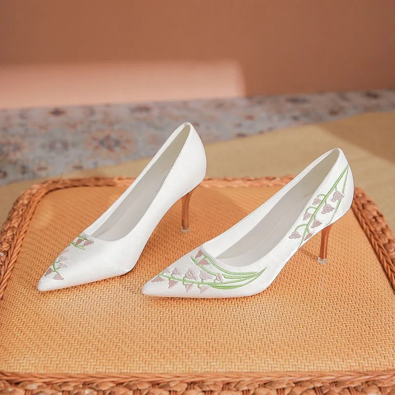 2025 Summer Silk Women High Heels Embroidery Decoration Shallow Woman Pointed Toe 7cm High Heels Sandals Elegant Woman Shoes
2025 Summer Silk Women High Heels Embroidery Decoration Shallow Woman Pointed Toe 7cm High Heels Sandals Elegant Woman Shoes