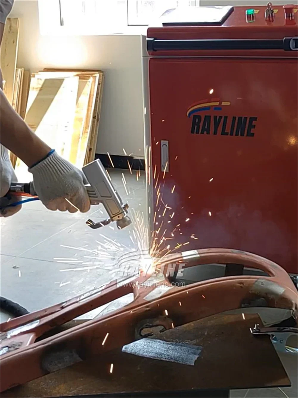 Handheld Fiber Laser Welding Machine for Metal Stainless Steel Aluminum Automatic Spot Soldering Cleaning Machine
Handheld Fiber Laser Welding Machine for Metal Stainless Steel Aluminum Automatic Spot Soldering Cleaning Machine