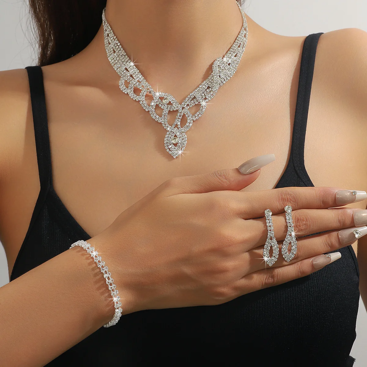 Butterfly water drop necklace earrings set, exaggerated full of crystal geometric crystal flowers bridal jewelry women
Butterfly water drop necklace earrings set, exaggerated full of crystal geometric crystal flowers bridal jewelry women