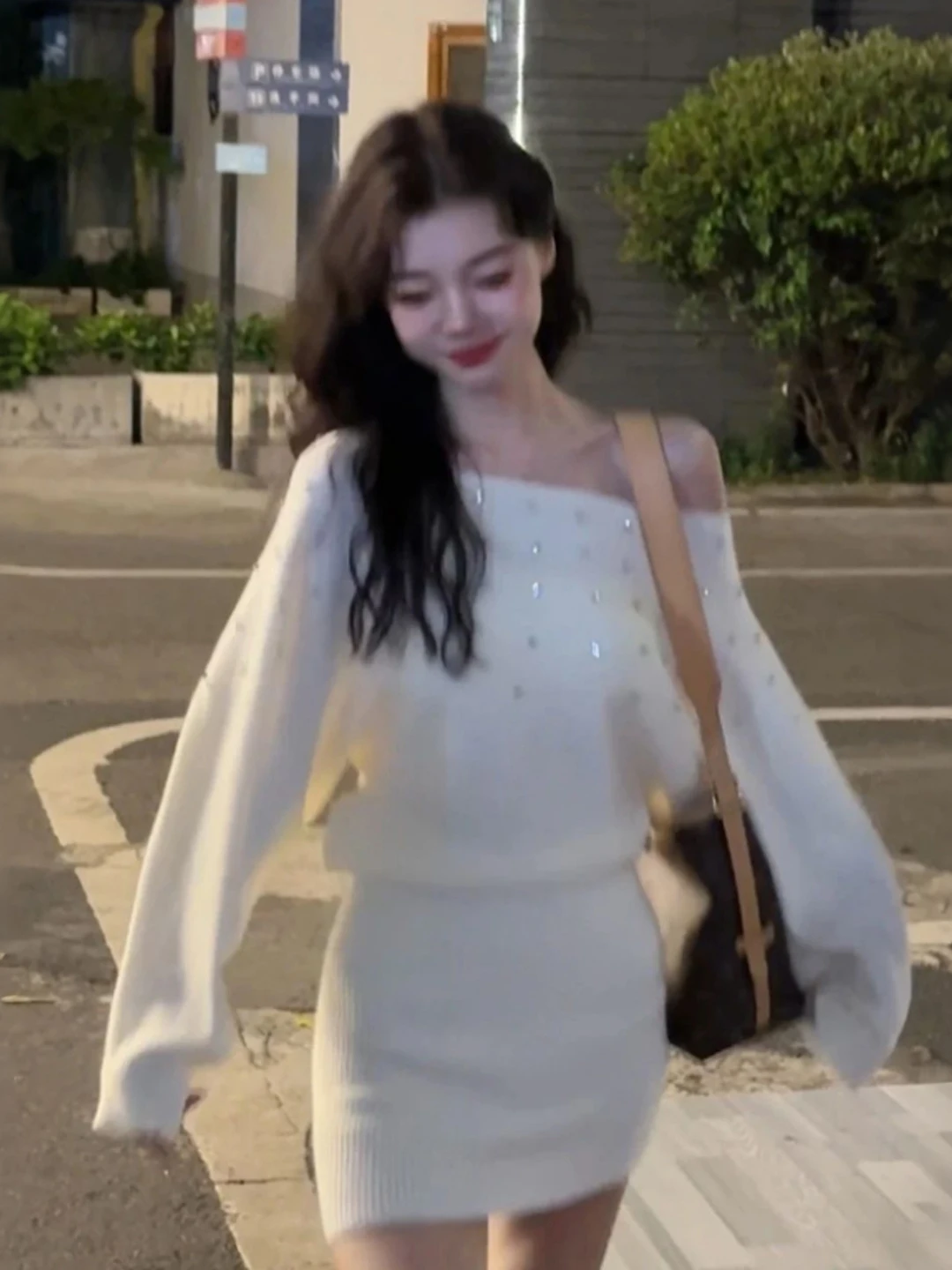 Женская трикотажная юбка А-силуэта с высокой талией, облегающая, с асимметричным подолом, украшенная стразами, для весны и осени
Женская трикотажная юбка А-силуэта с высокой талией, облегающая, с асимметричным подолом, украшенная стразами, для весны и осени