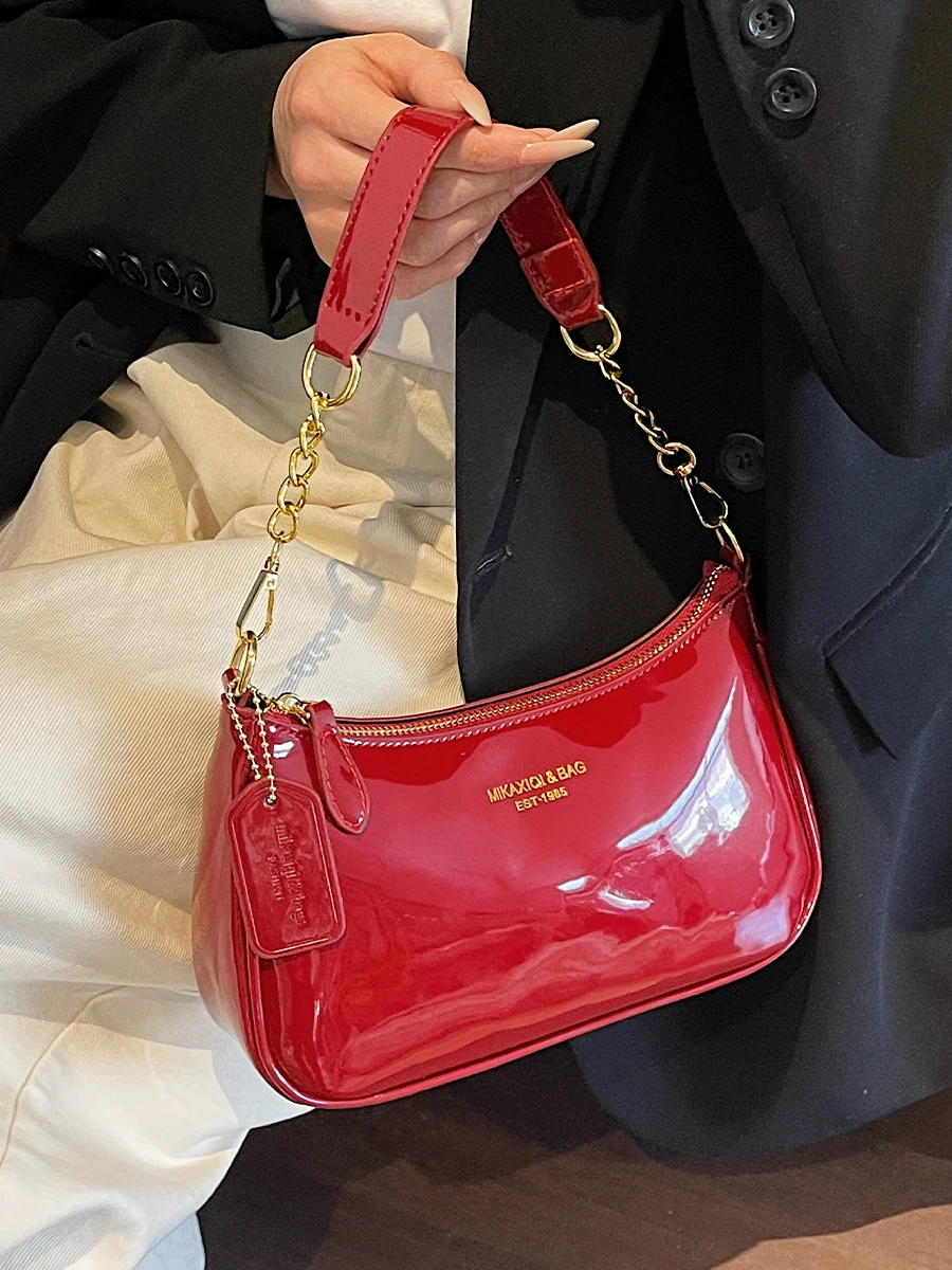 High-end Patent Leather Crossbody Bag For Women Textured Letter Chain Shoulder Bags 2025 New Summer Commuting Small Square Purse
High-end Patent Leather Crossbody Bag For Women Textured Letter Chain Shoulder Bags 2025 New Summer Commuting Small Square Purse