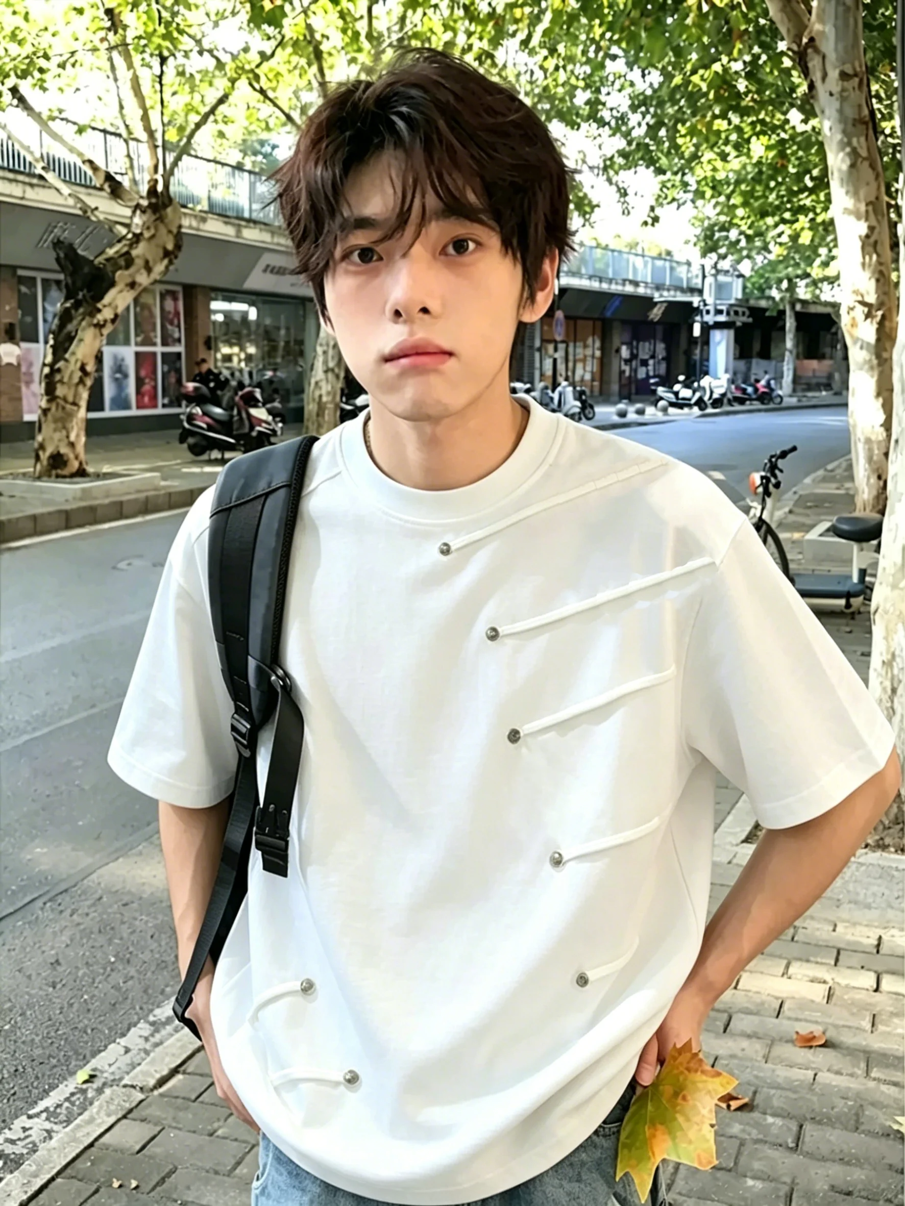 White Rivet Deconstructed Shoulder Short Sleeve Men's T-Shirt Summer Pleated Design Heavyweight Half Sleeve High-End Small Co...
White Rivet Deconstructed Shoulder Short Sleeve Men's T-Shirt Summer Pleated Design Heavyweight Half Sleeve High-End Small Co...
