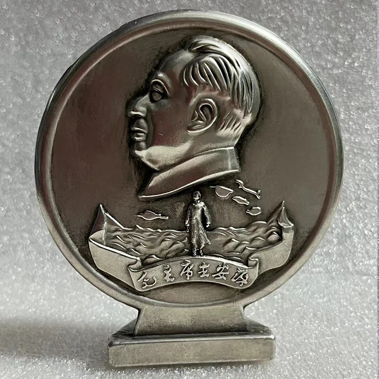 Collection of Bronze Ware Chairman Mao Goes to Anyuan to Decorate Mao Grandpa's Head Medal Commemorative Home Furnishings
Collection of Bronze Ware Chairman Mao Goes to Anyuan to Decorate Mao Grandpa's Head Medal Commemorative Home Furnishings