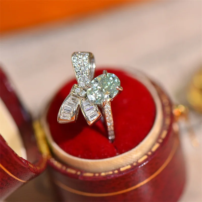 ZFSILVER модное серебро 925 пробы, классическое кольцо с муассанитом 1 карат, зеленое овальное кольцо с бантом, женское очаровательное ювелирное изделие для свадебной вечеринки, подарок KMR1022
ZFSILVER модное серебро 925 пробы, классическое кольцо с муассанитом 1 карат, зеленое овальное кольцо с бантом, женское очаровательное ювелирное изделие для свадебной вечеринки, подарок KMR1022