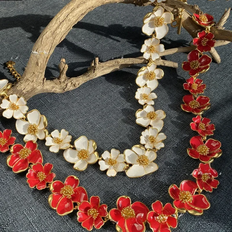 European and American Trend Brand Stars with The Same Retro Three-dimensional Enamel Glazed Flower Necklace Banquet
European and American Trend Brand Stars with The Same Retro Three-dimensional Enamel Glazed Flower Necklace Banquet