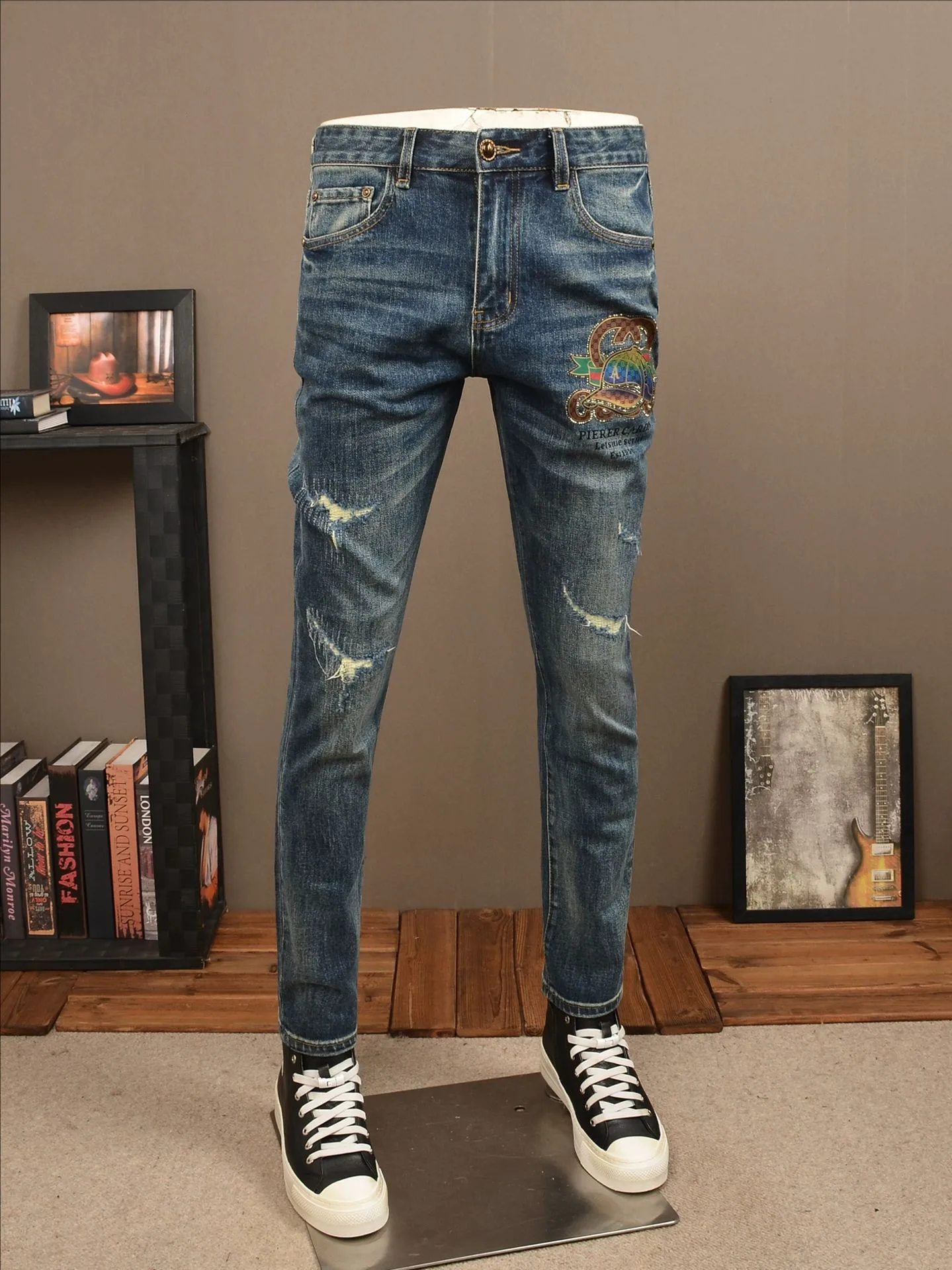 Men's Slim Fit Jeans Embroidered Patchwork Ironed Print Comfortable Stretchy Casual Cotton Polyester Blend Non-Fading
Men's Slim Fit Jeans Embroidered Patchwork Ironed Print Comfortable Stretchy Casual Cotton Polyester Blend Non-Fading