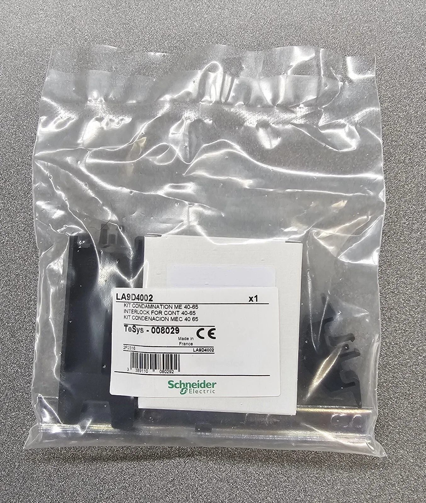LA9D4002 Mechanical and electrical interlock, TeSys D reversing & changeover, 2 contactors LC1D80-D95 AC coil
LA9D4002 Mechanical and electrical interlock, TeSys D reversing & changeover, 2 contactors LC1D80-D95 AC coil