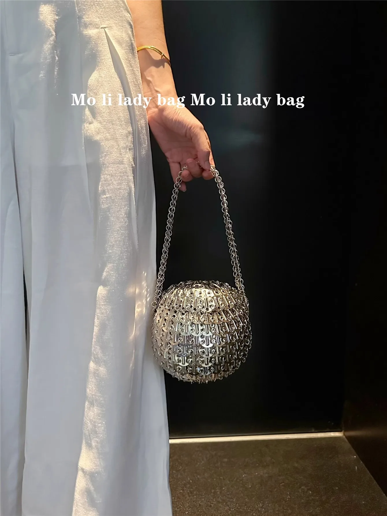 Shiny Silver Sequined Woven Handmade Circular Bag Luxury Women Handbag Fashion Clutch Purse Female Glitter Shoulder Bag
Shiny Silver Sequined Woven Handmade Circular Bag Luxury Women Handbag Fashion Clutch Purse Female Glitter Shoulder Bag