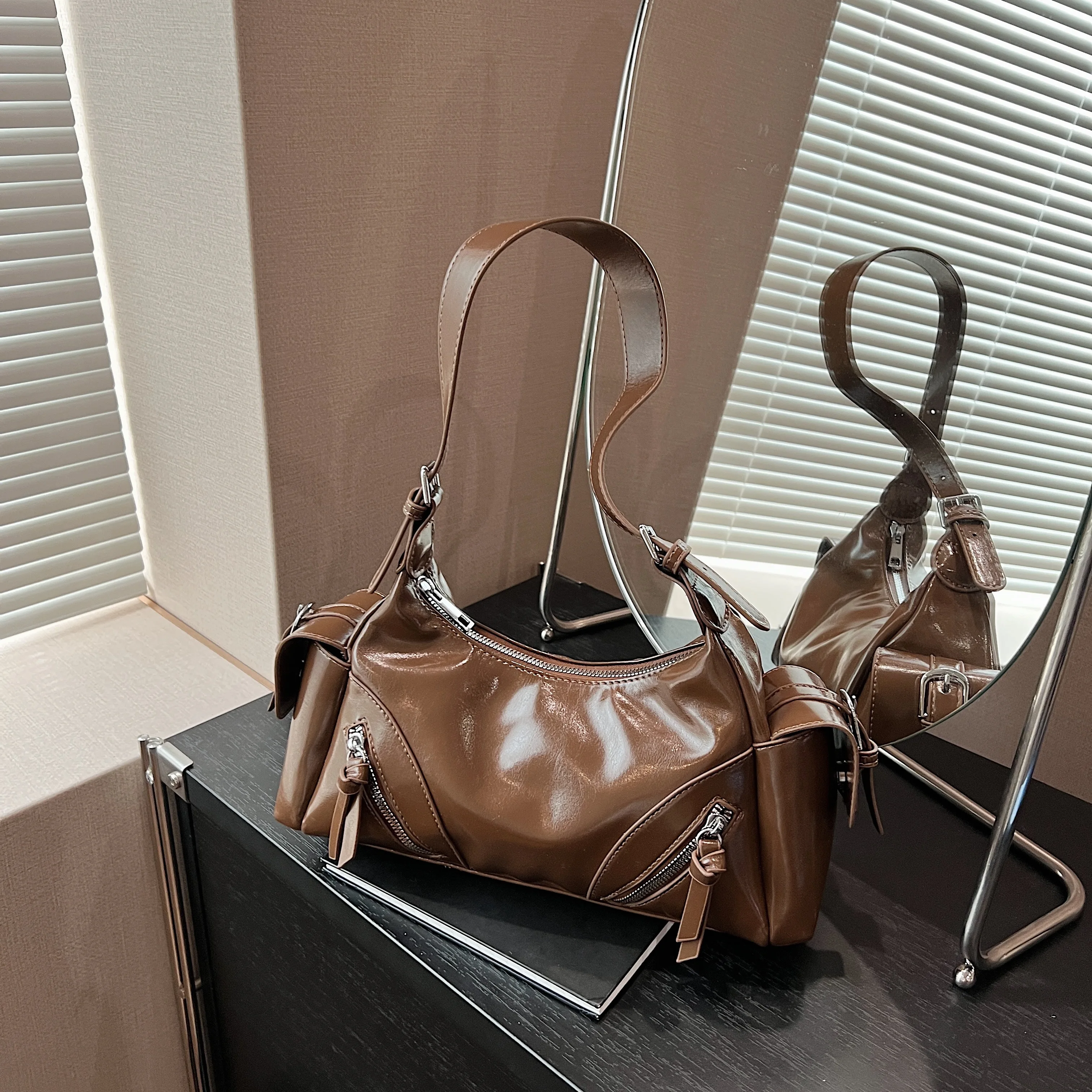 Retro tote bag long face high quality stylish messenger bag commuter shoulder bag
Retro tote bag long face high quality stylish messenger bag commuter shoulder bag