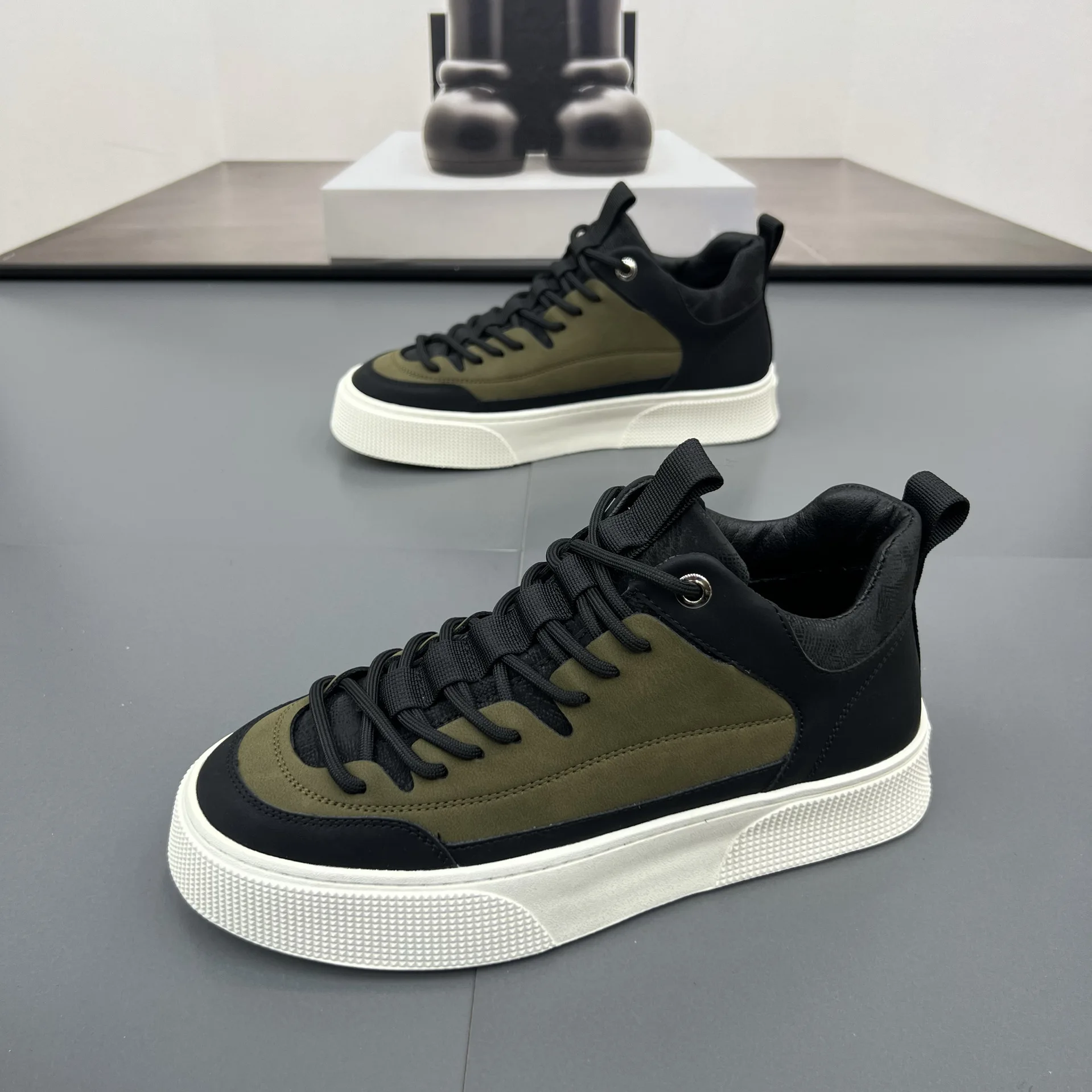 Men Sneakers Autumn Winter New Trend Soft Sole Comfortable High Top Shoes Outdoor Non Slip Vintage Cross Tied Casual Shoes
Men Sneakers Autumn Winter New Trend Soft Sole Comfortable High Top Shoes Outdoor Non Slip Vintage Cross Tied Casual Shoes