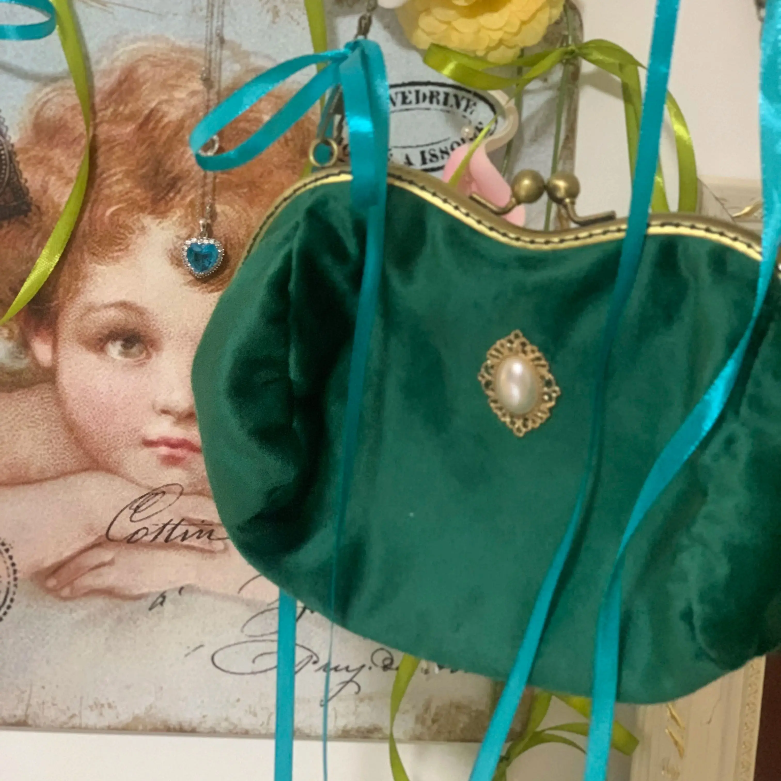 Lost In Vintage Handmade and Retro Velvet Bag with Decorative Pearl Kiss-lock Evening Bag Clutch Winter Accessories Woven
Lost In Vintage Handmade and Retro Velvet Bag with Decorative Pearl Kiss-lock Evening Bag Clutch Winter Accessories Woven