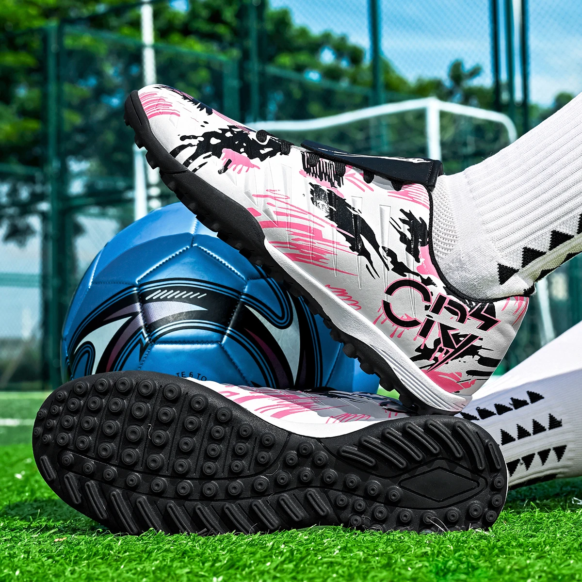 Brand new low-top football shoes suitable for both men and women, available in three colors and designed for breathability.
Brand new low-top football shoes suitable for both men and women, available in three colors and designed for breathability.