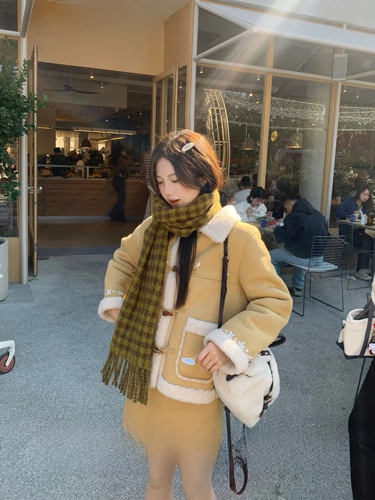 Модный зимний комплект из куртки и брюк с вышивкой, на флисовой подкладке, с высокой талией, на пуговицах, теплый, повседневный, из полиэстера
Модный зимний комплект из куртки и брюк с вышивкой, на флисовой подкладке, с высокой талией, на пуговицах, теплый, повседневный, из полиэстера