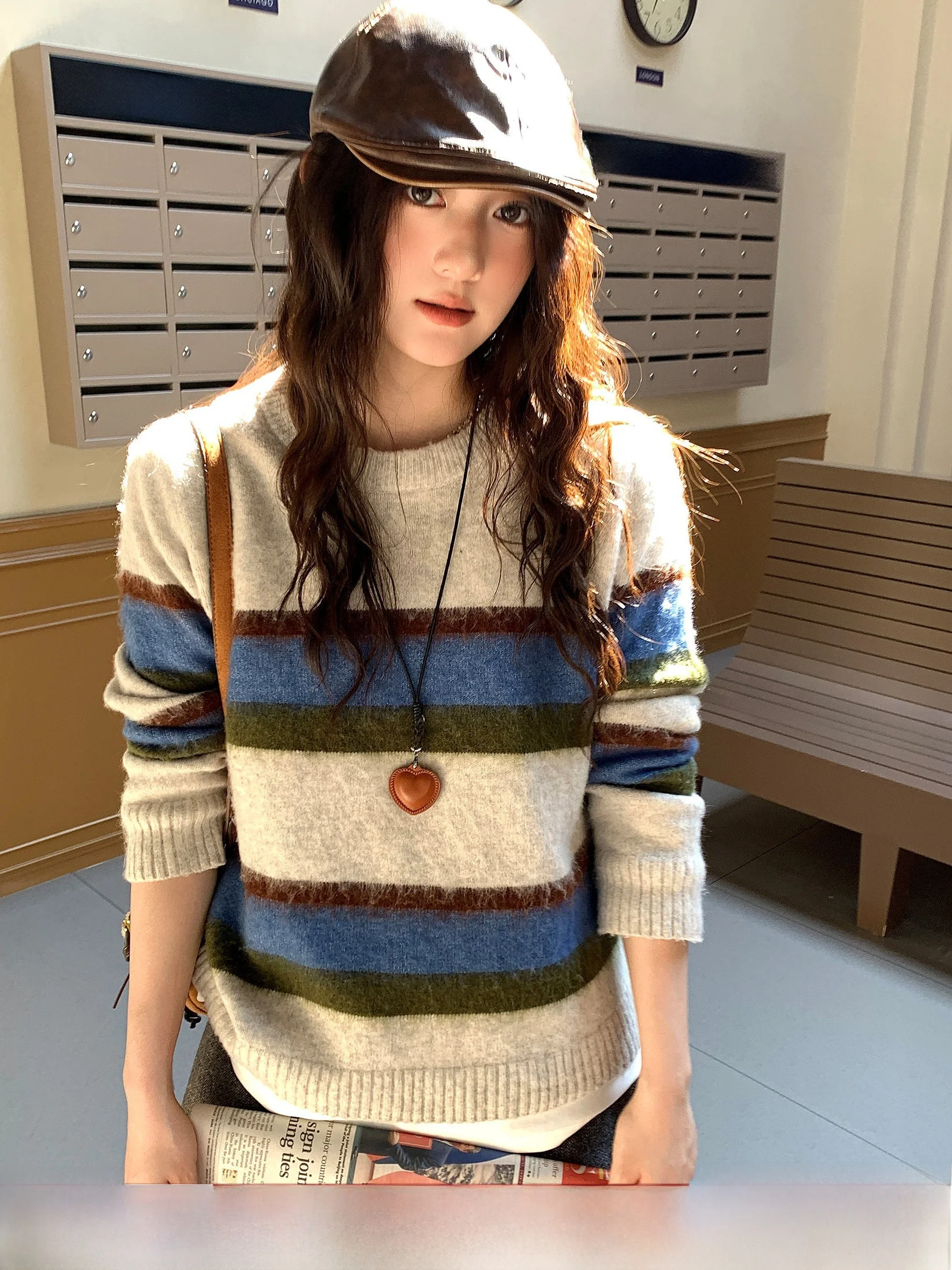 Разноцветный полосатый свободный женский свитер-футболка для ношения под одеждой, зимний, модный, повседневный, удобный, из смесового полиэстера
Разноцветный полосатый свободный женский свитер-футболка для ношения под одеждой, зимний, модный, повседневный, удобный, из смесового полиэстера