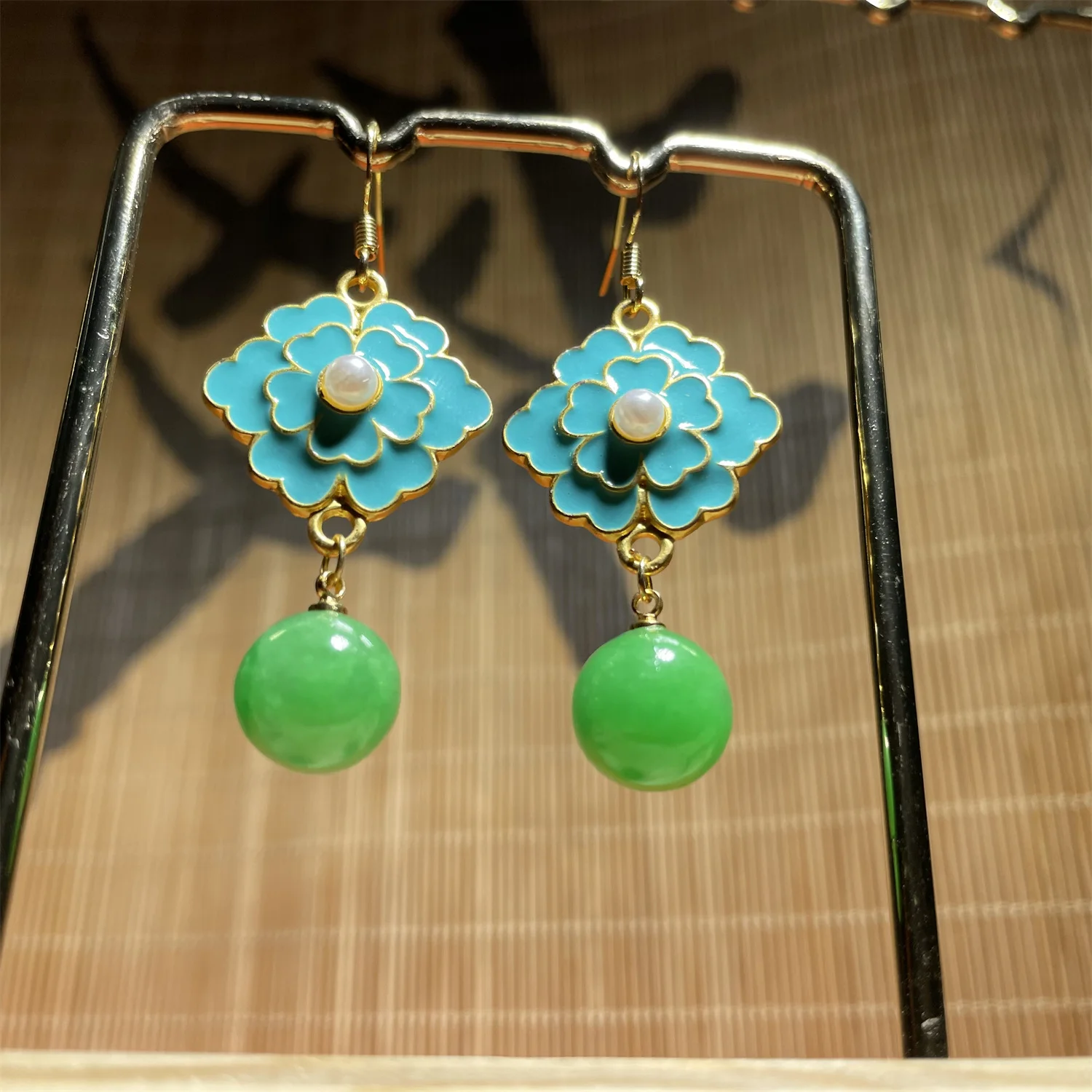 1pcs/lot 14k gold-filled jadeite dried blue jade bead drop earrings Bloom with pearls Chinese palace style Ethnic costumes
1pcs/lot 14k gold-filled jadeite dried blue jade bead drop earrings Bloom with pearls Chinese palace style Ethnic costumes