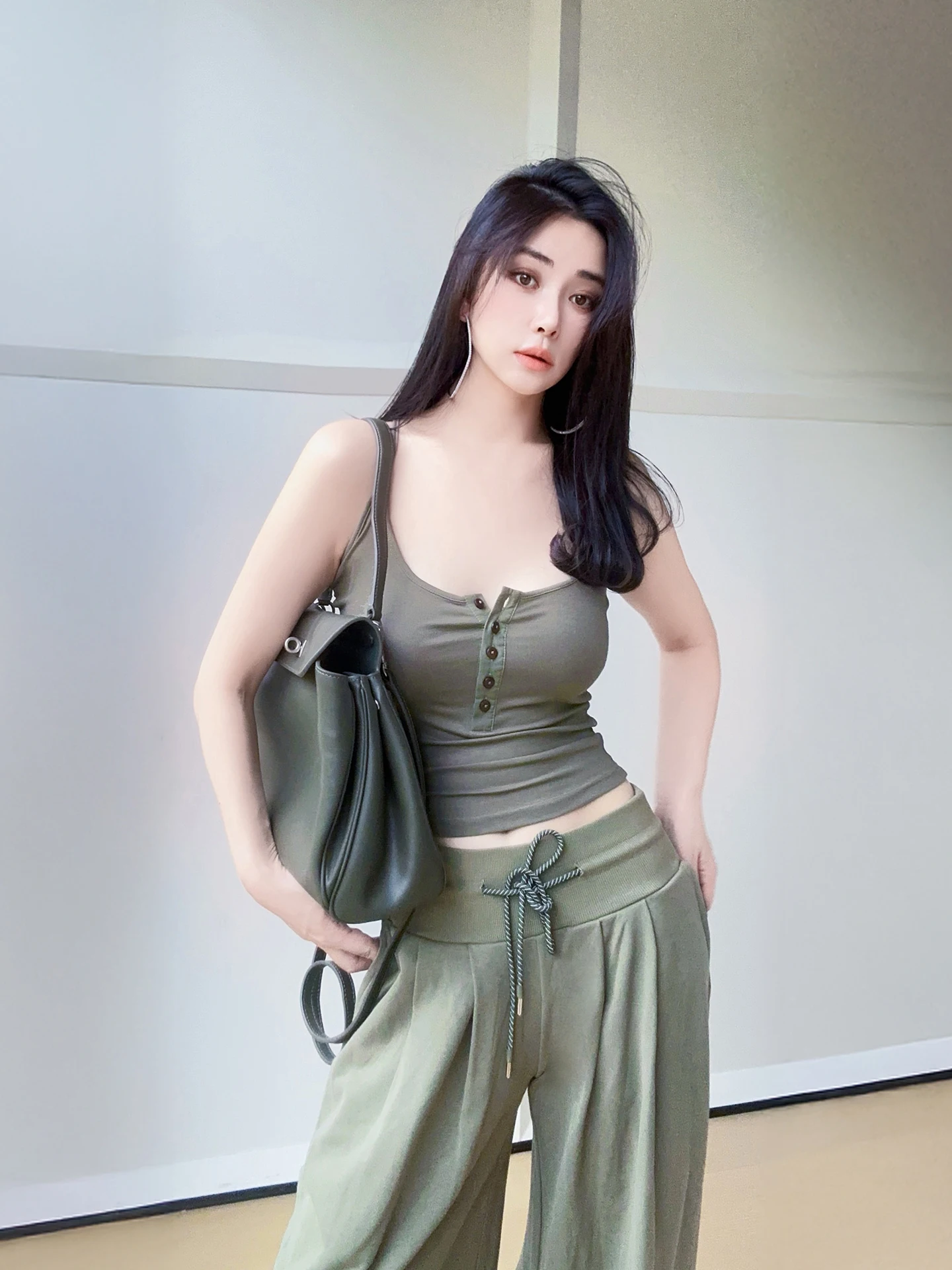 Faionable Knitted Svel Vest for Women Casual Design Thinming Effect Outerwear Summer Season Regular Length
Faionable Knitted Svel Vest for Women Casual Design Thinming Effect Outerwear Summer Season Regular Length