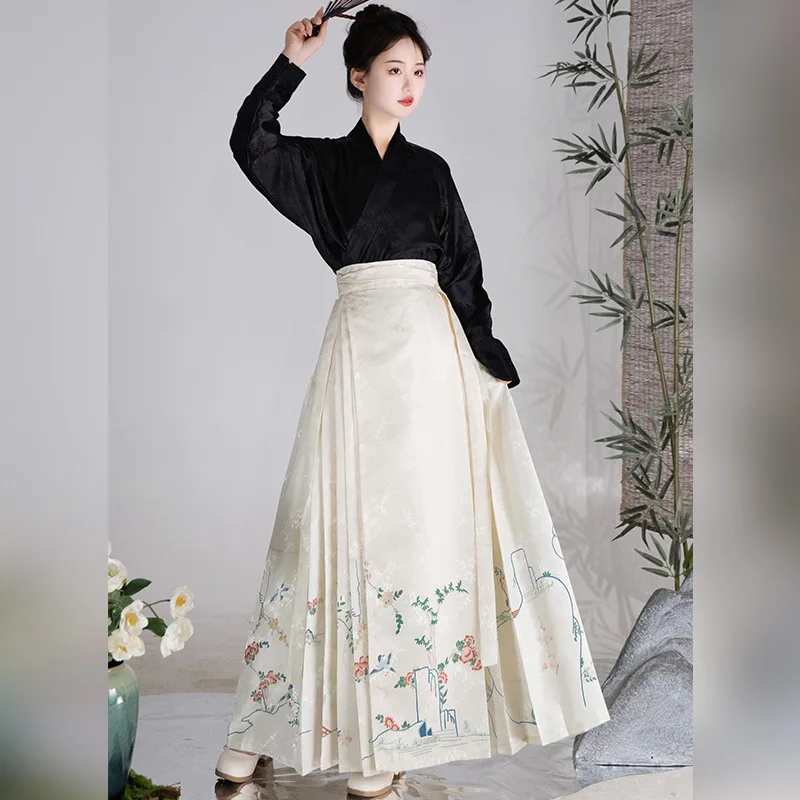 A improved jacquard airplane sleeve set of Hanfu flower, bird and horse face skirts from the Ming Dynasty
A improved jacquard airplane sleeve set of Hanfu flower, bird and horse face skirts from the Ming Dynasty