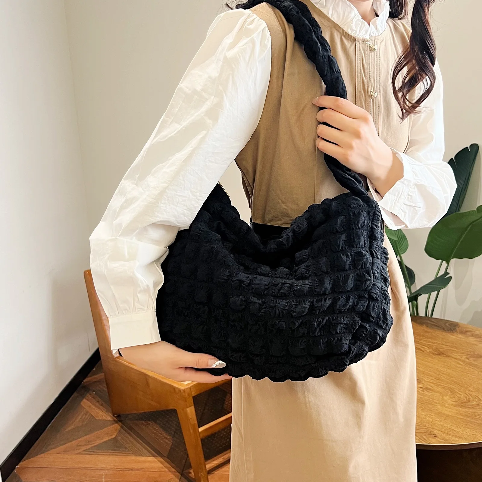 New Bubble Textured Tote Bag Women's Large Capacity Crossbody Shoulder Bag Casual Daily Commute Handbag
New Bubble Textured Tote Bag Women's Large Capacity Crossbody Shoulder Bag Casual Daily Commute Handbag