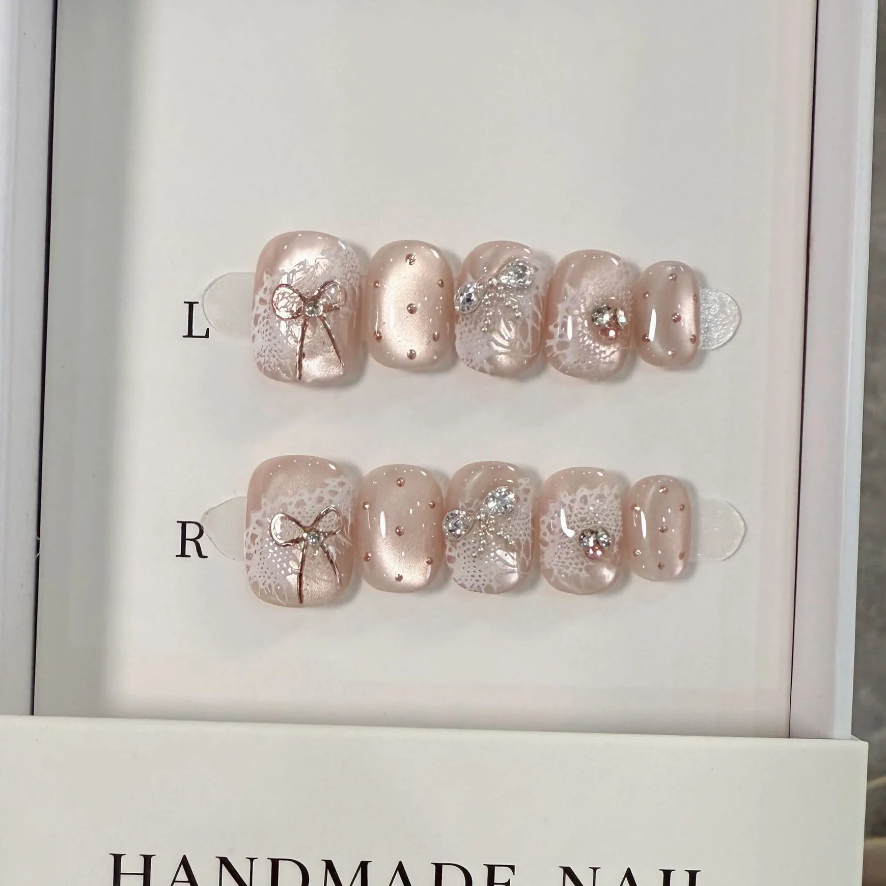 10pcs Handmade Press on Nails Bow-Knot Lace Cat's Eye Full Coverage Nail Tips for Women&Girls Detachable Wearable False Nail
10pcs Handmade Press on Nails Bow-Knot Lace Cat's Eye Full Coverage Nail Tips for Women&Girls Detachable Wearable False Nail